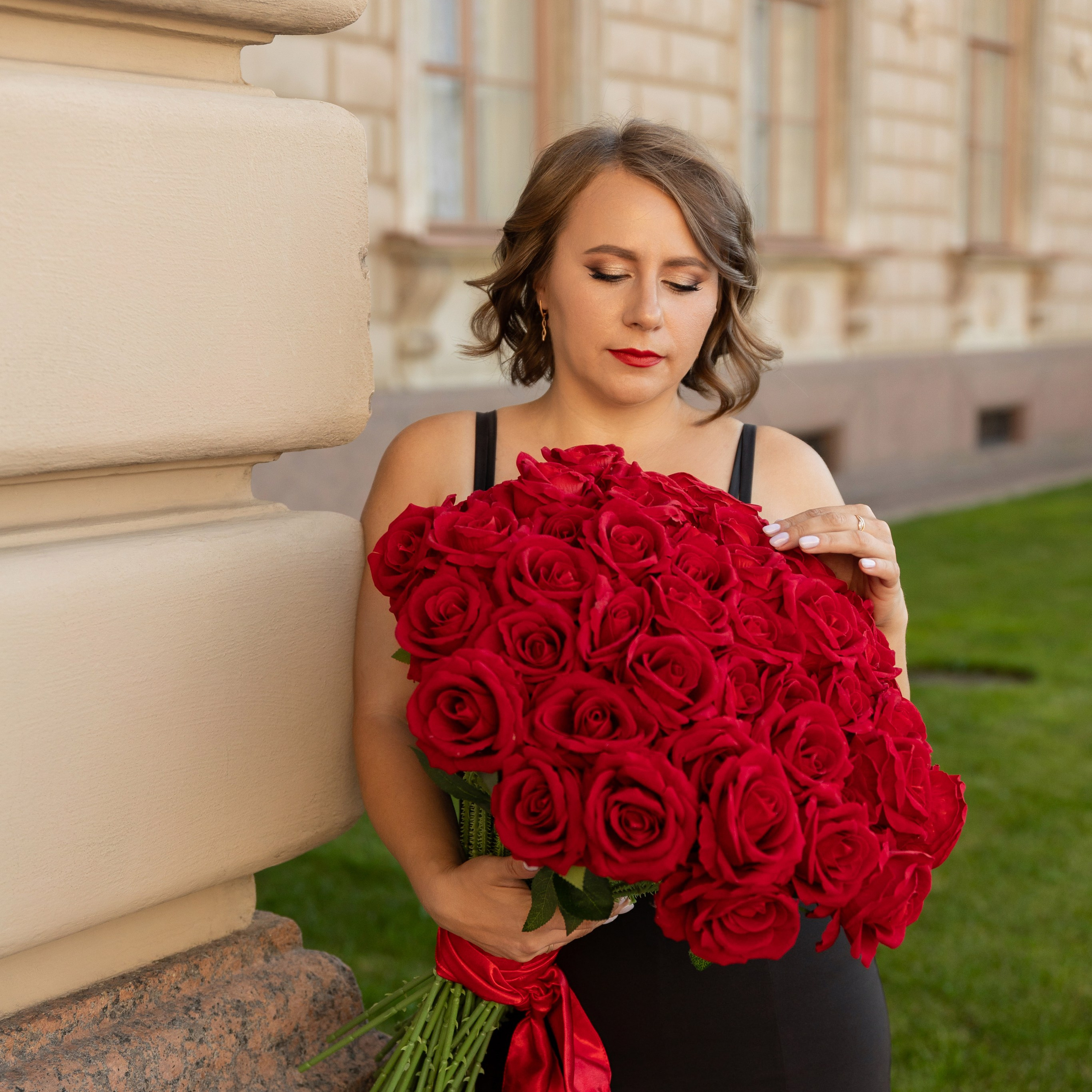 Фотопрогулка в центре с букетом красных роз. Семейный и свадебный фотограф в Санкт-Петербурге Татьяна Швыкова