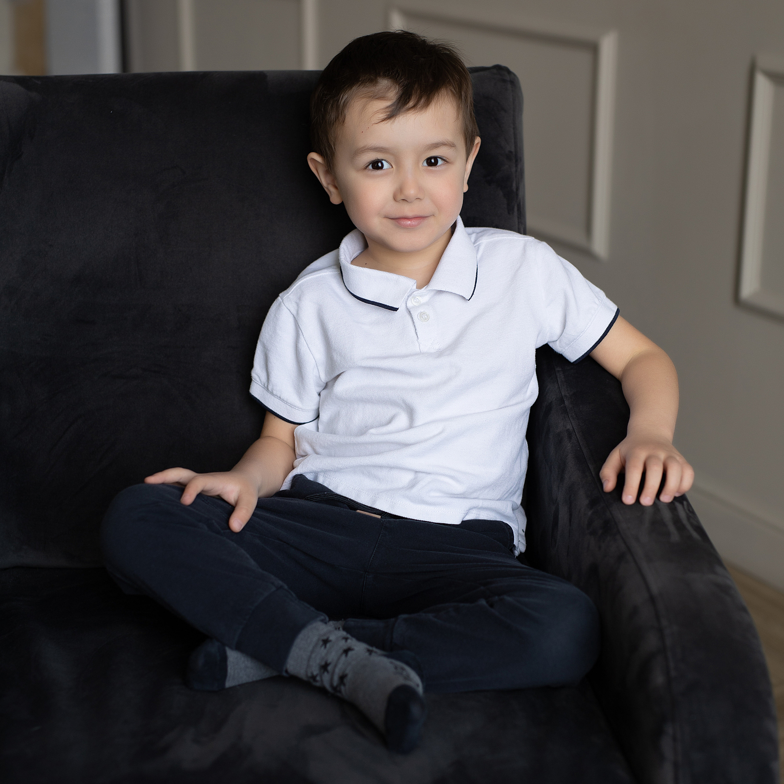 семейная фотосессия в студии в стиле минимализм 