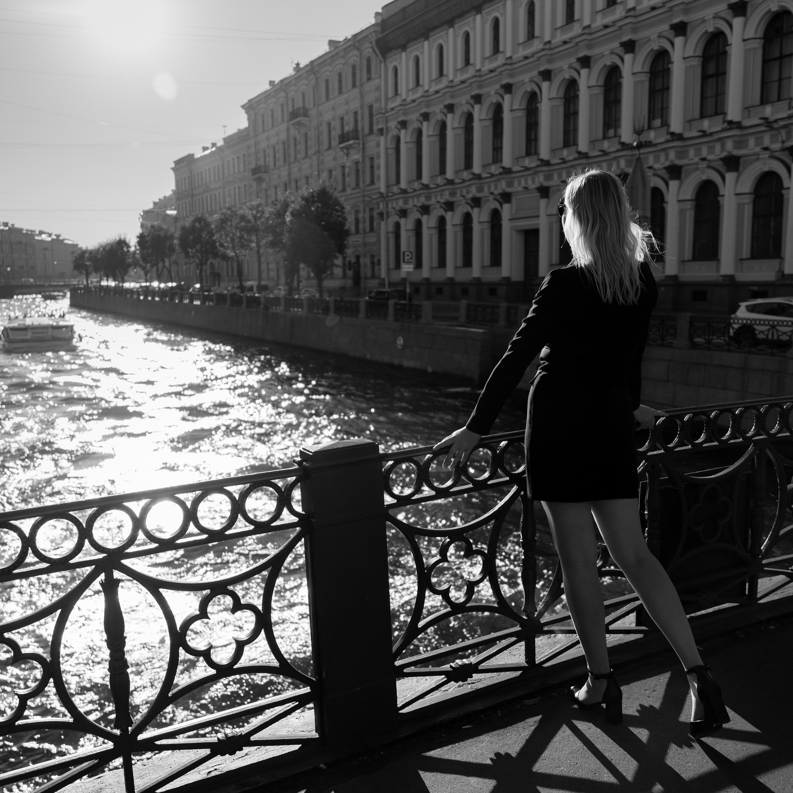 Фотопрогулка в центре с букетом красных роз. Семейный и свадебный фотограф в Санкт-Петербурге Татьяна Швыкова