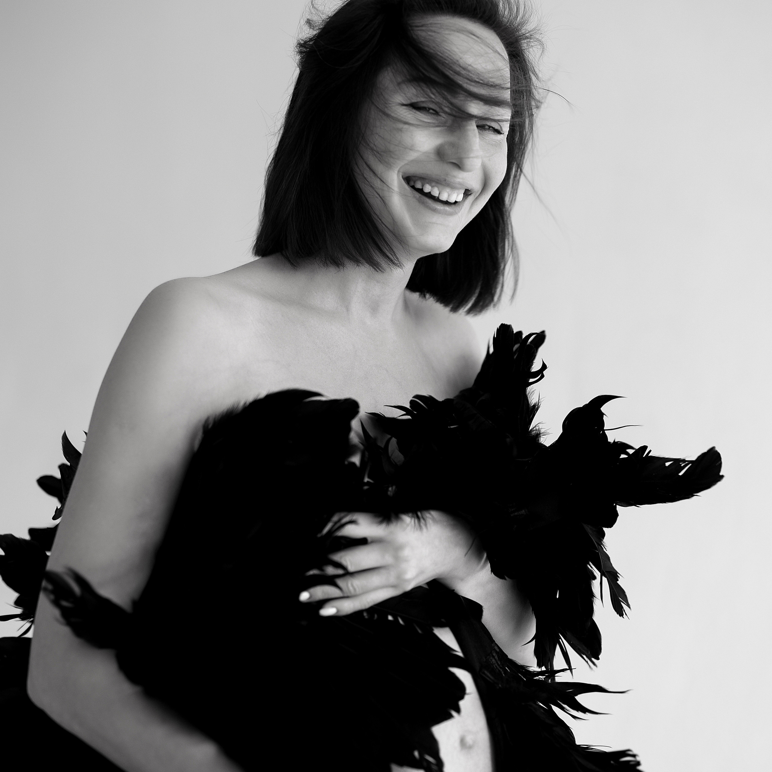 эмоциональная съёмка беременности накидка из перьев для фотосессии