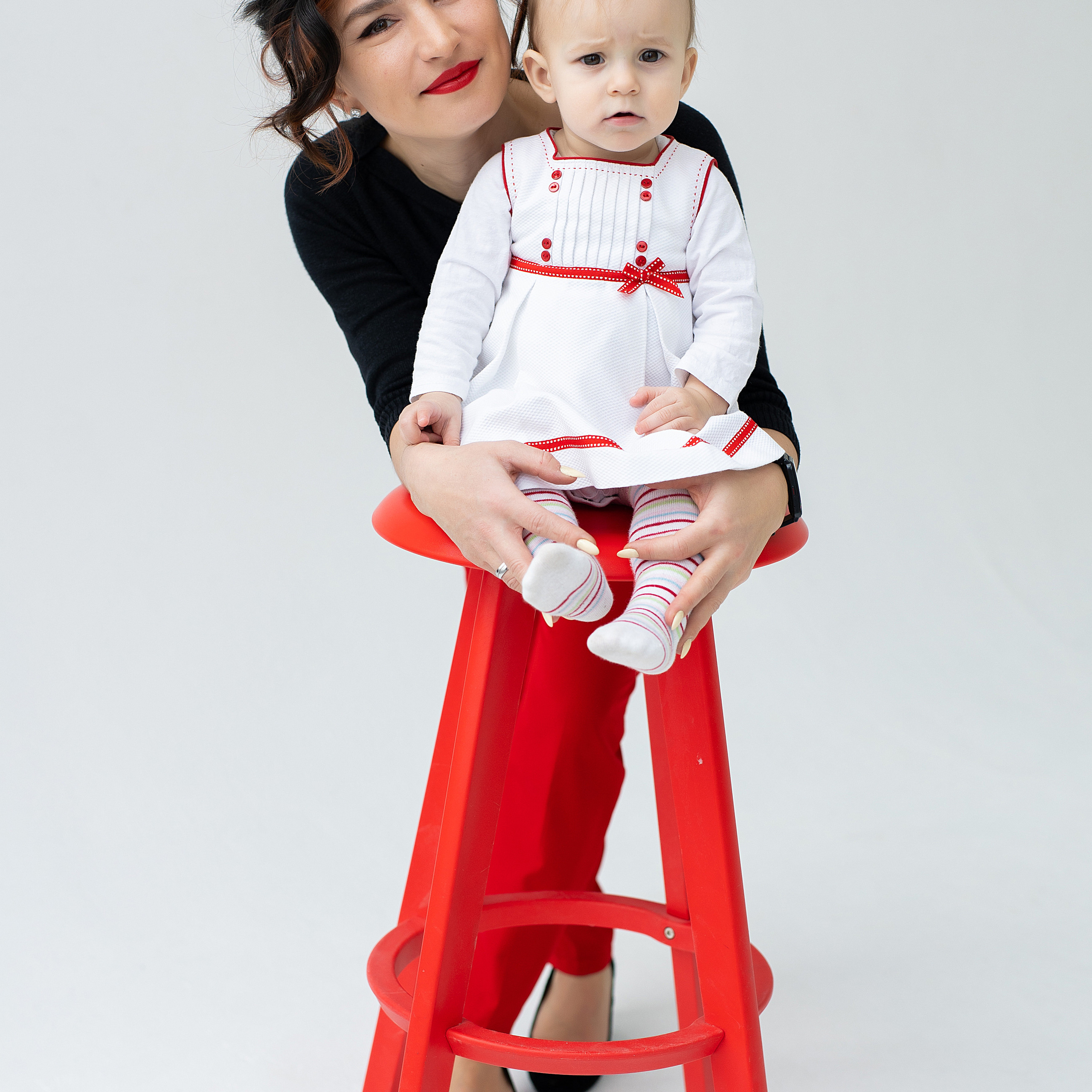 мама обнимает дочь они улыбаются