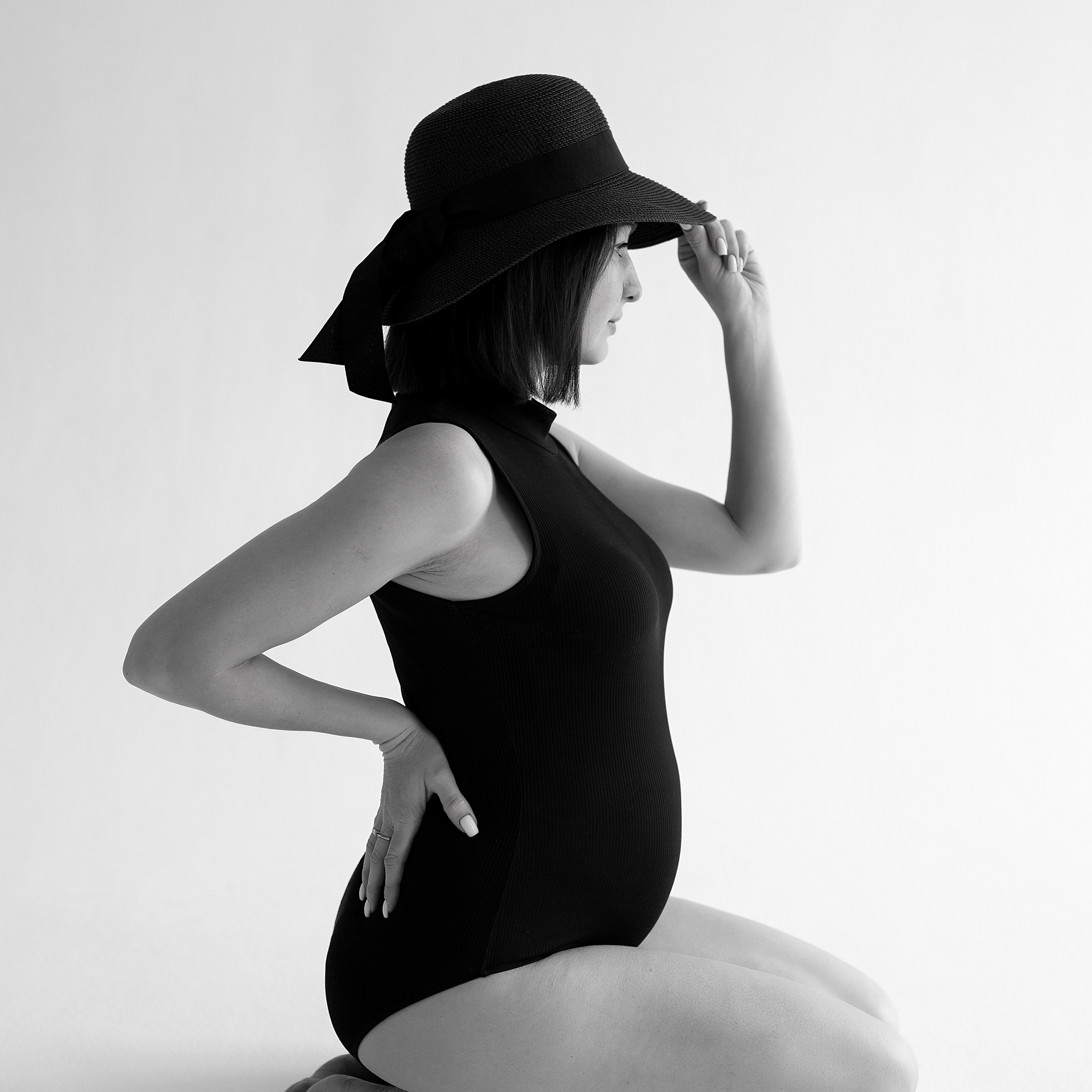 позы для фотосессии в ожиданиии чуда беременной чёрно-белая съёмка беременности