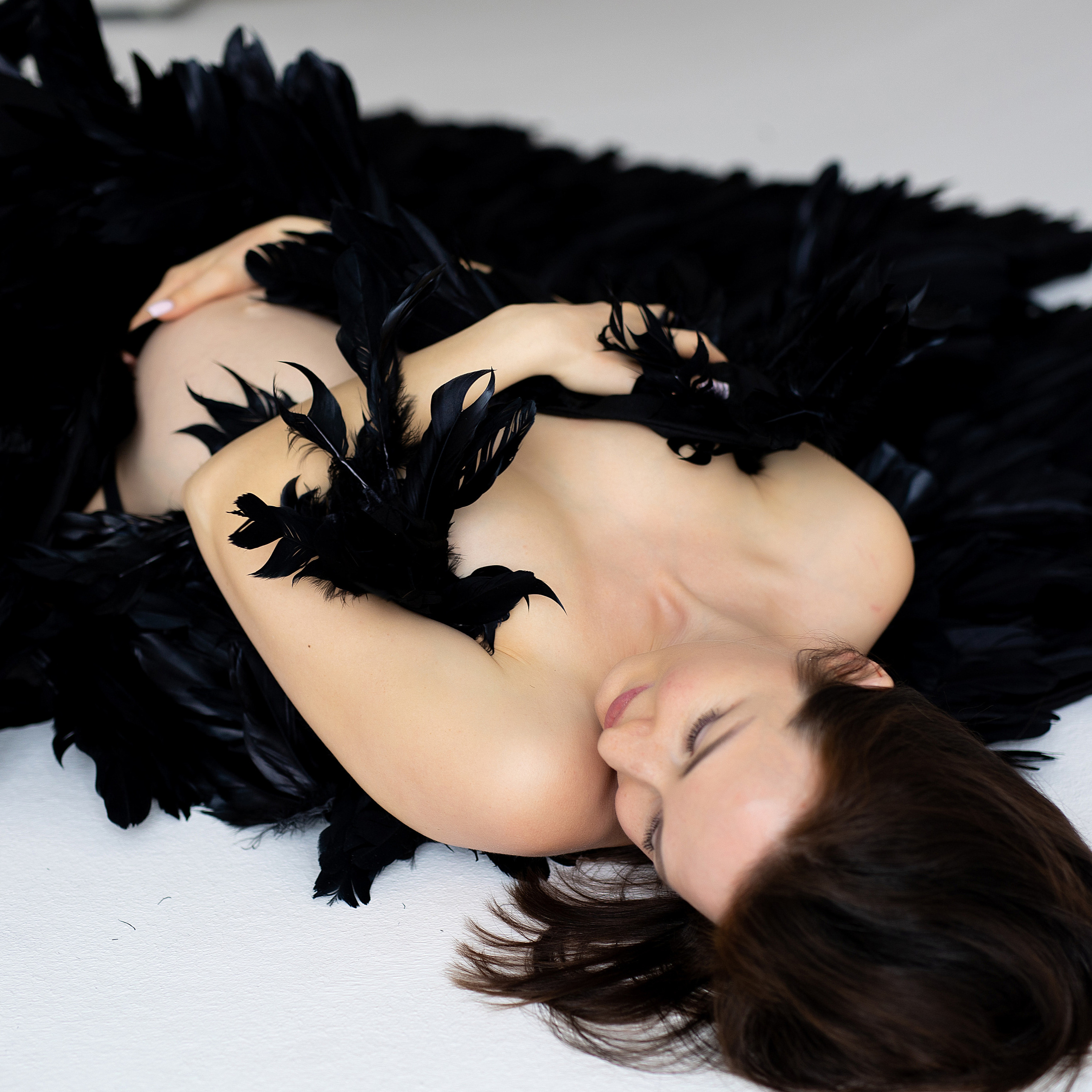 фотосессия в накидке из перьев