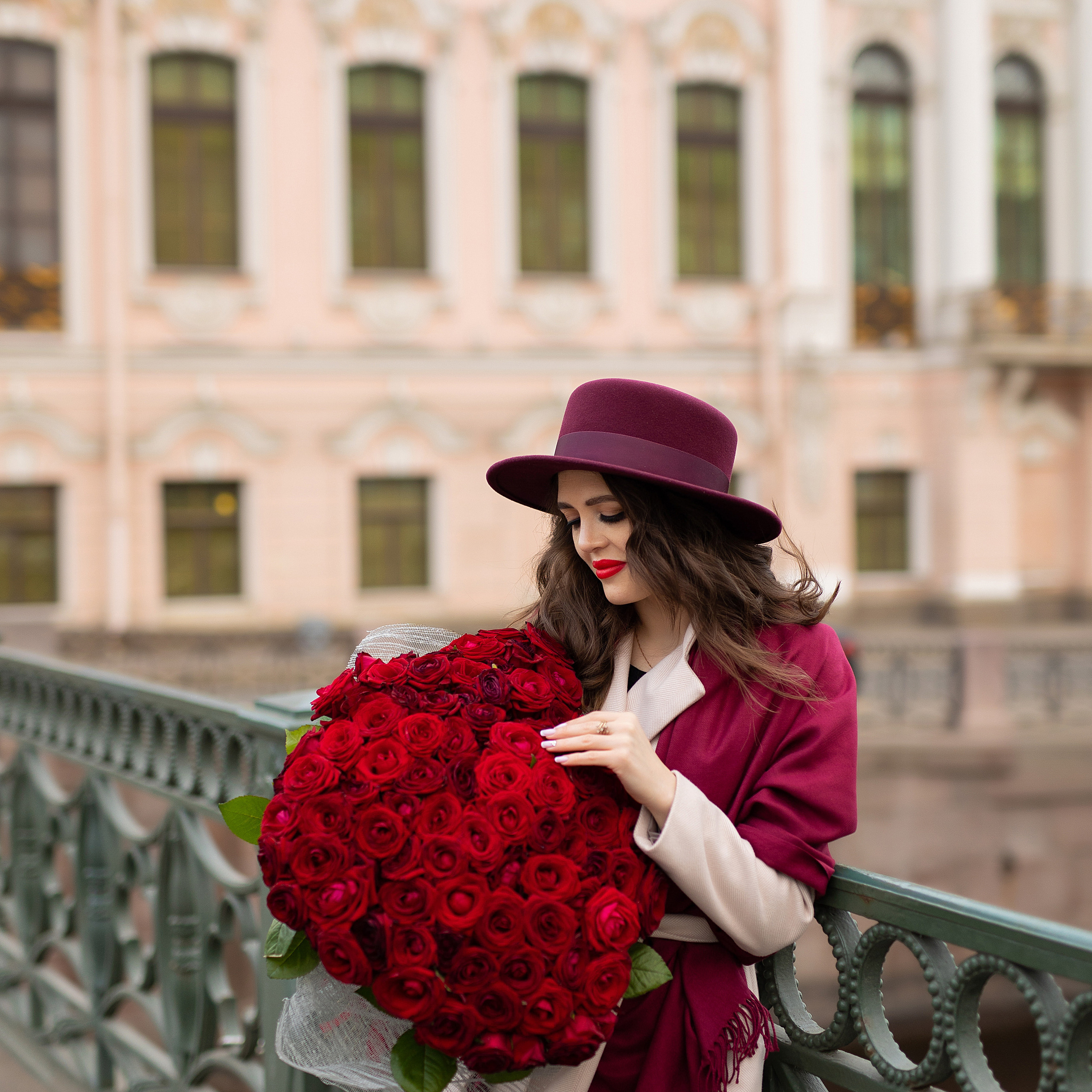 девушка в красной шляпке