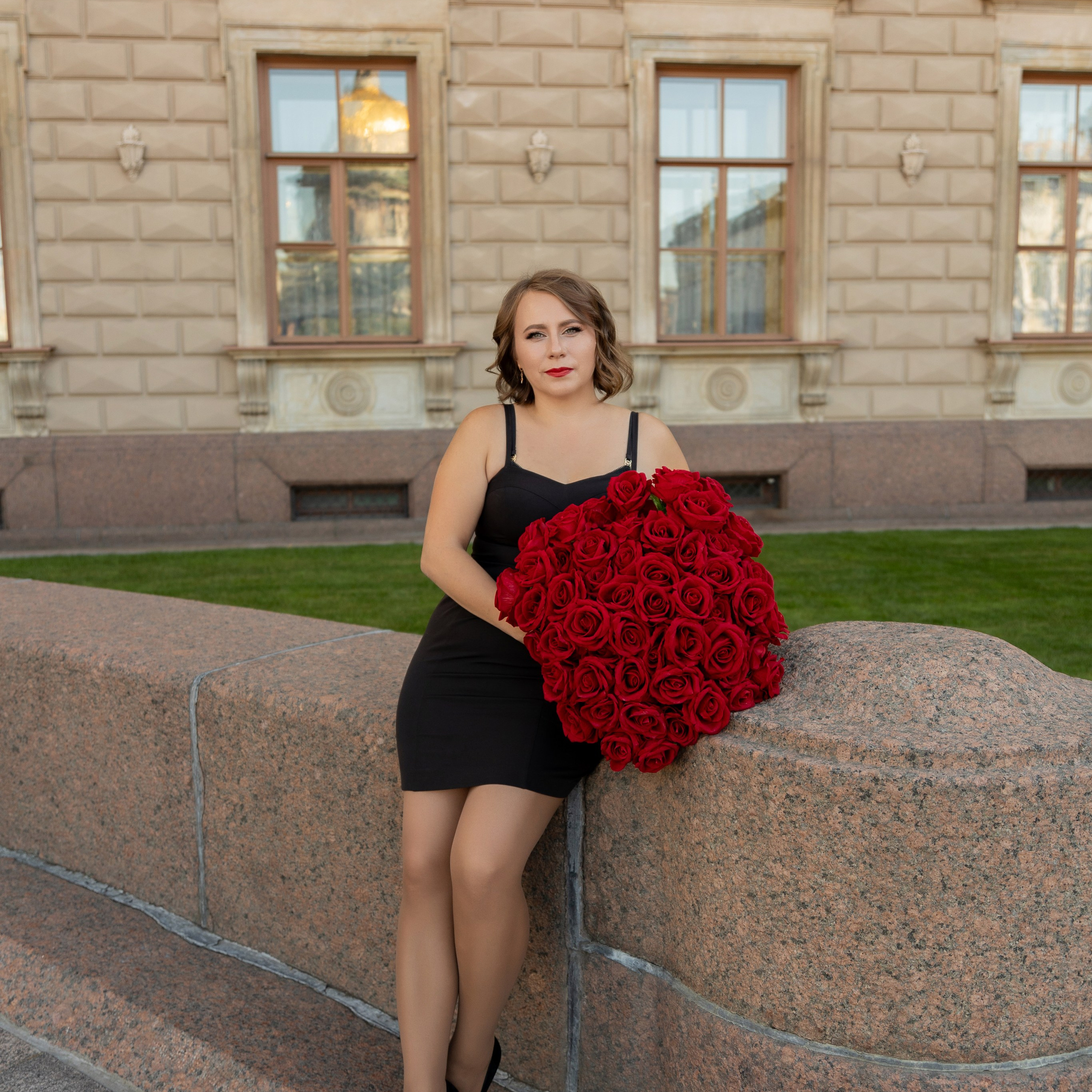 Фотопрогулка в центре с букетом красных роз. Семейный и свадебный фотограф в Санкт-Петербурге Татьяна Швыкова