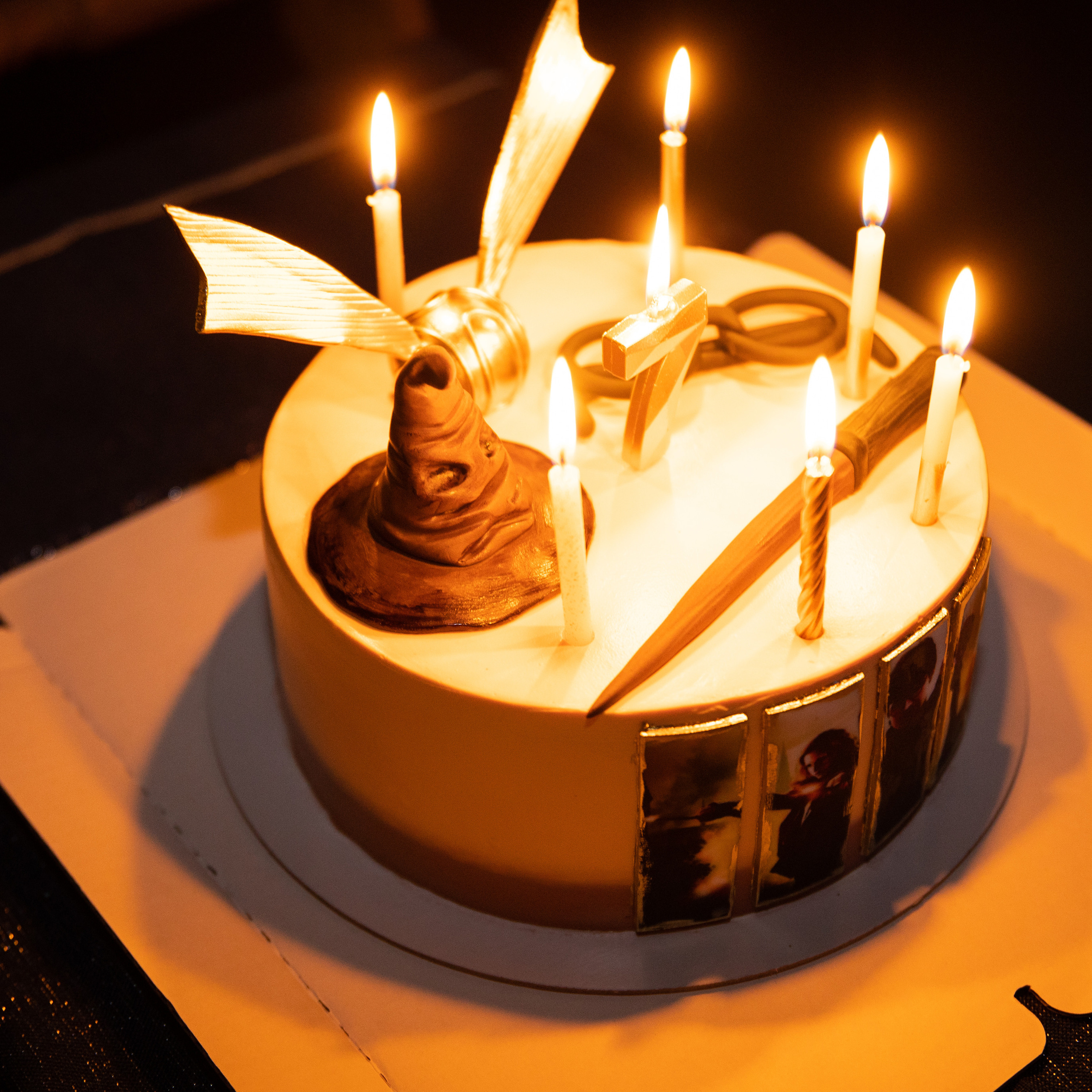 Торт оформлен в стиле Гарри Поттер