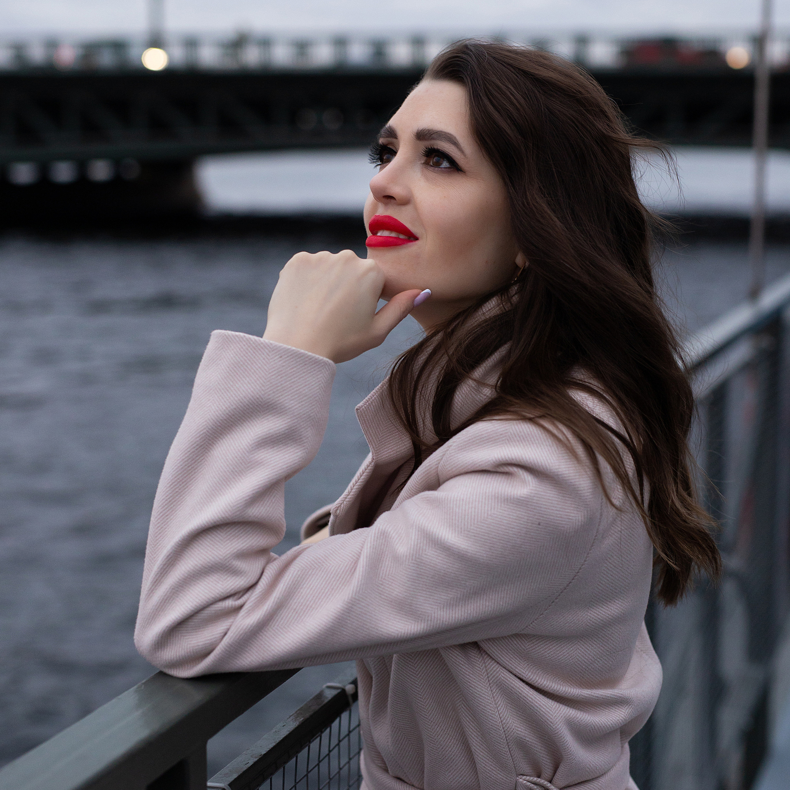 портрет девушки на набережной невы