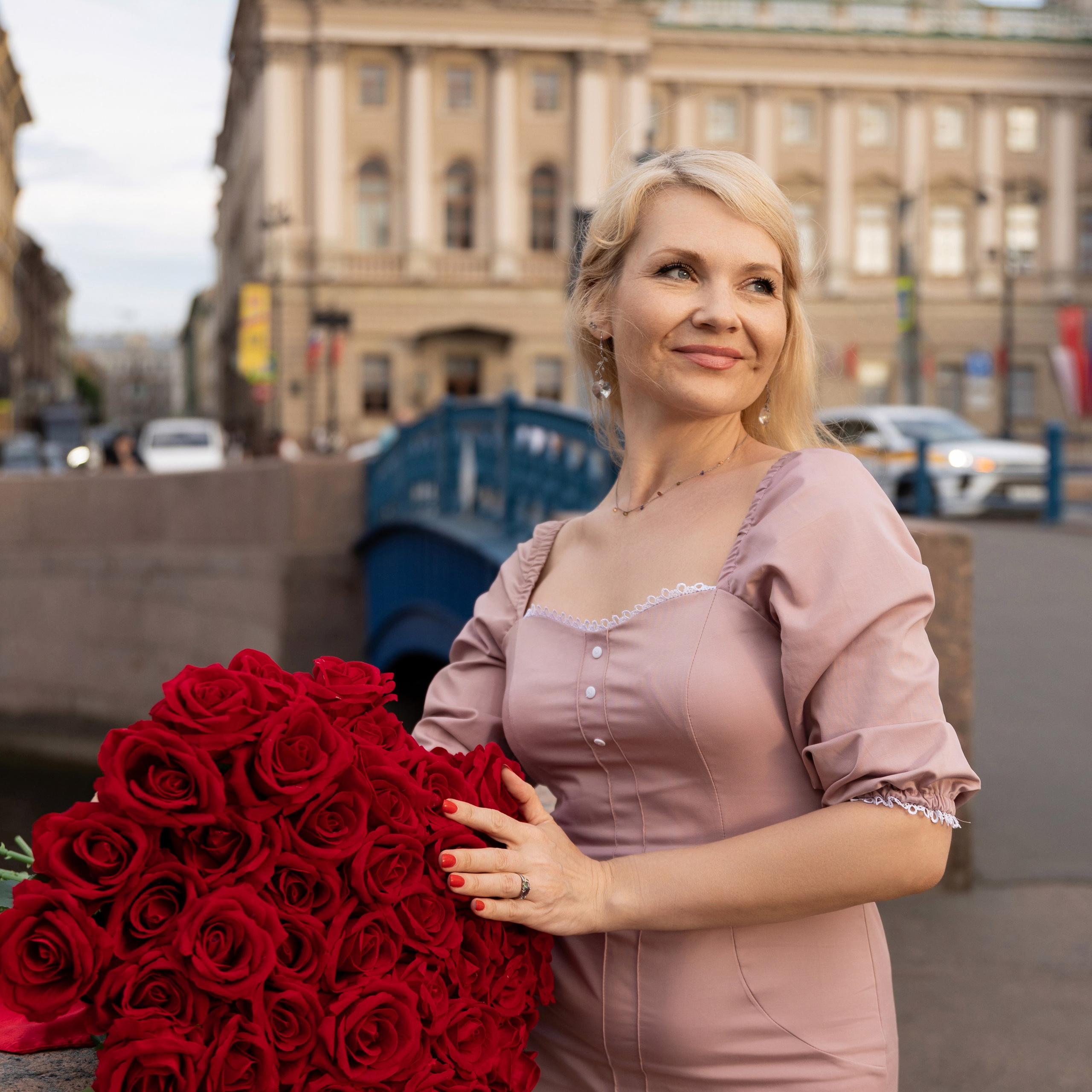 Фотопрогулка в центре с букетом красных роз. Семейный и свадебный фотограф в Санкт-Петербурге Татьяна Швыкова