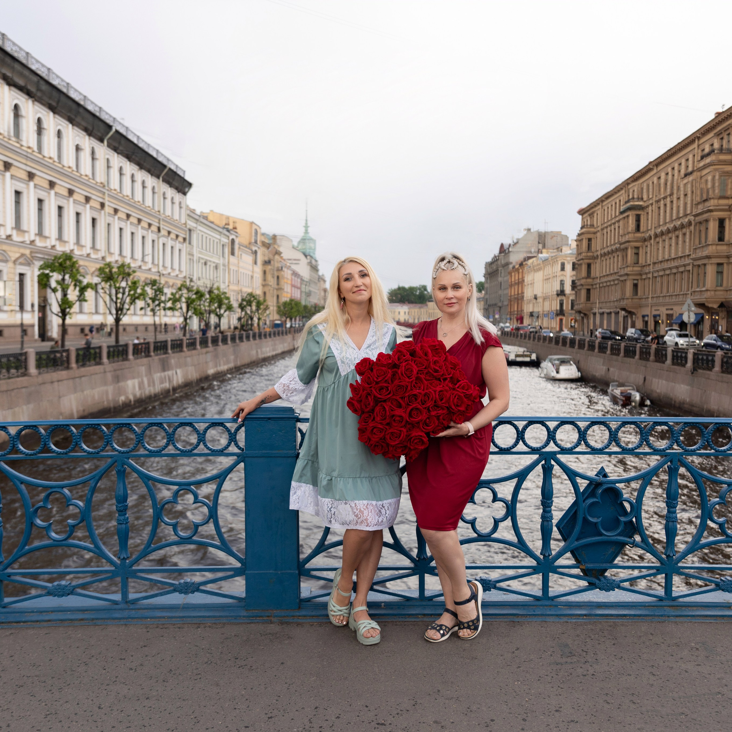 Фотопрогулка в центре с букетом красных роз. Семейный и свадебный фотограф в Санкт-Петербурге Татьяна Швыкова