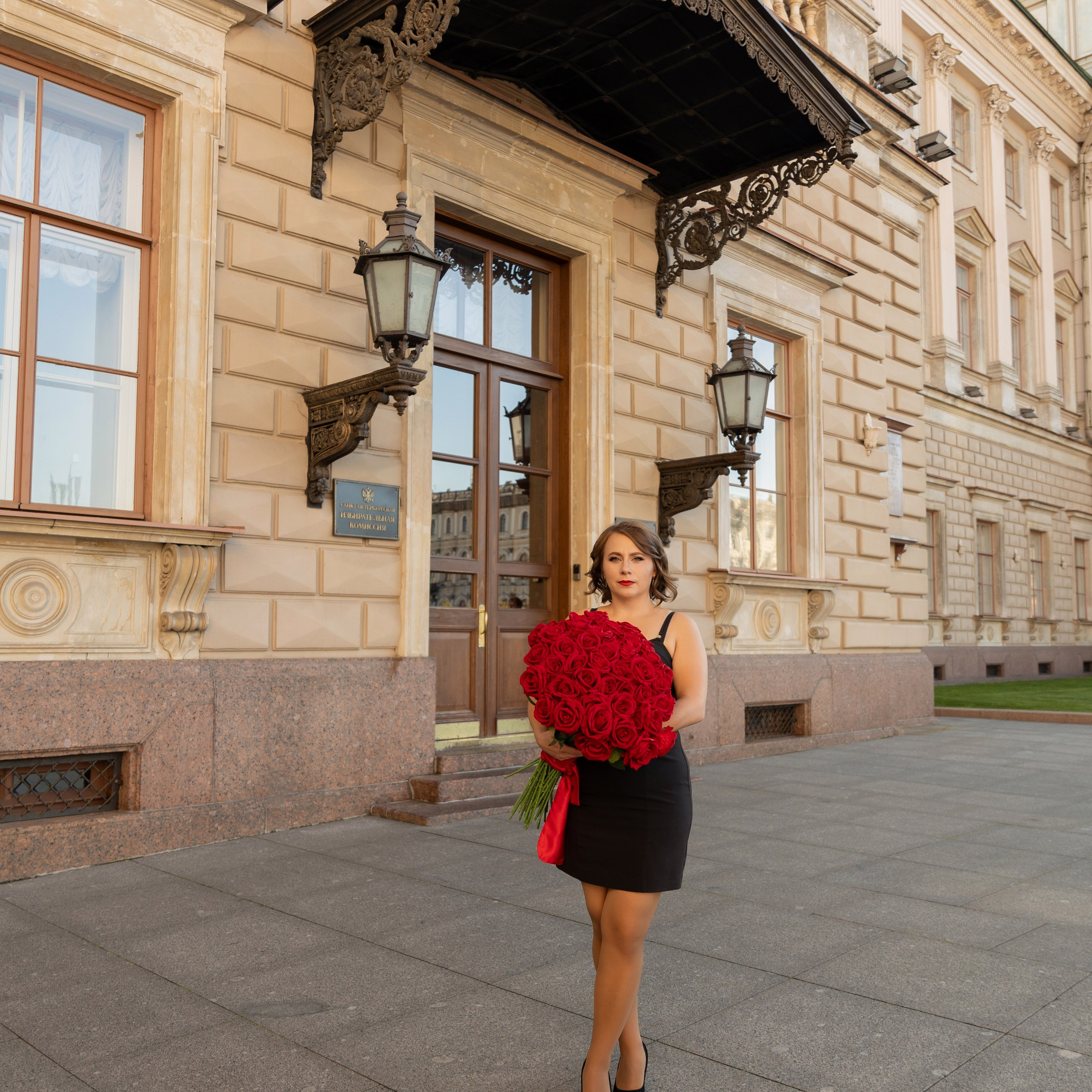 Фотопрогулка в центре с букетом красных роз. Семейный и свадебный фотограф в Санкт-Петербурге Татьяна Швыкова