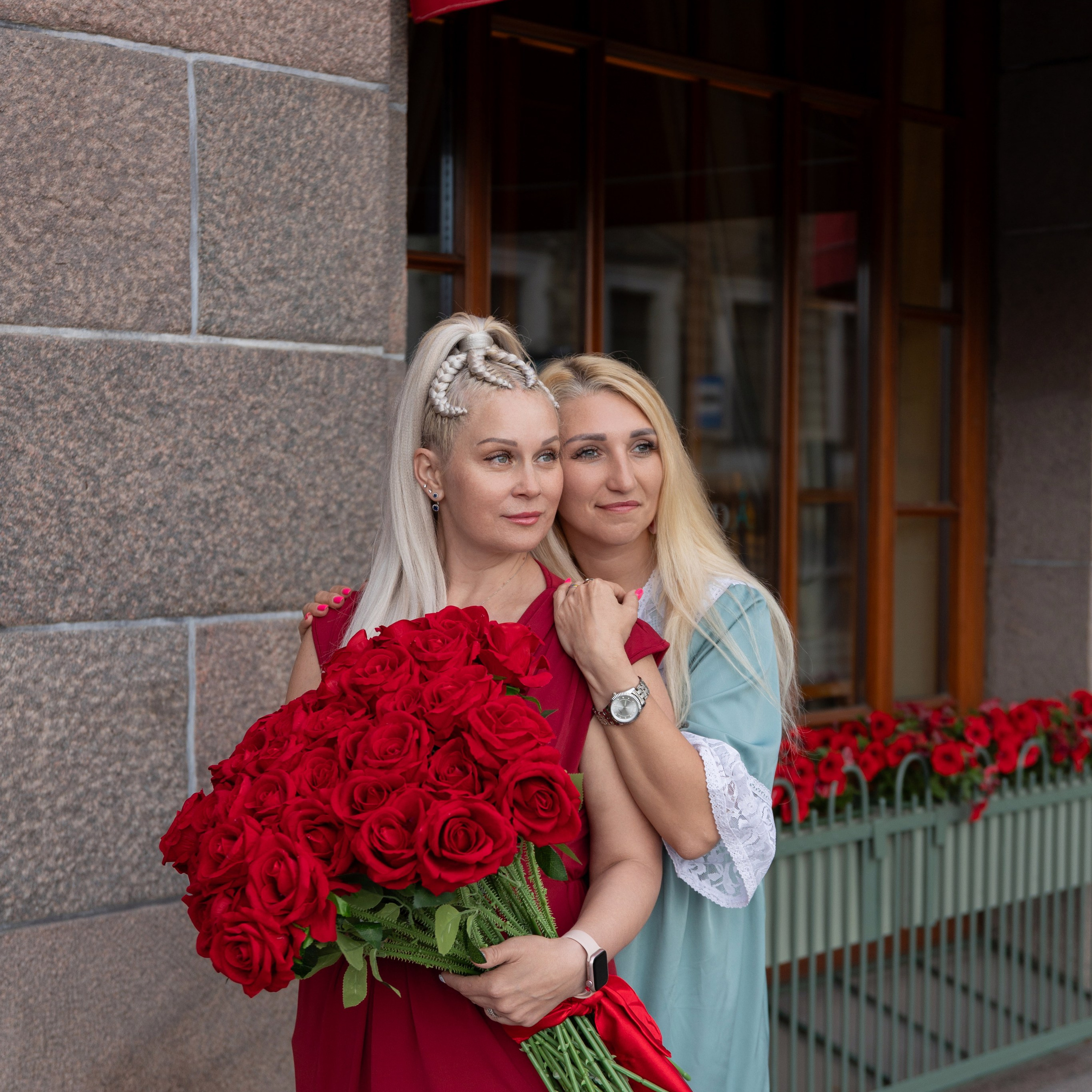 Фотопрогулка в центре с букетом красных роз. Семейный и свадебный фотограф в Санкт-Петербурге Татьяна Швыкова