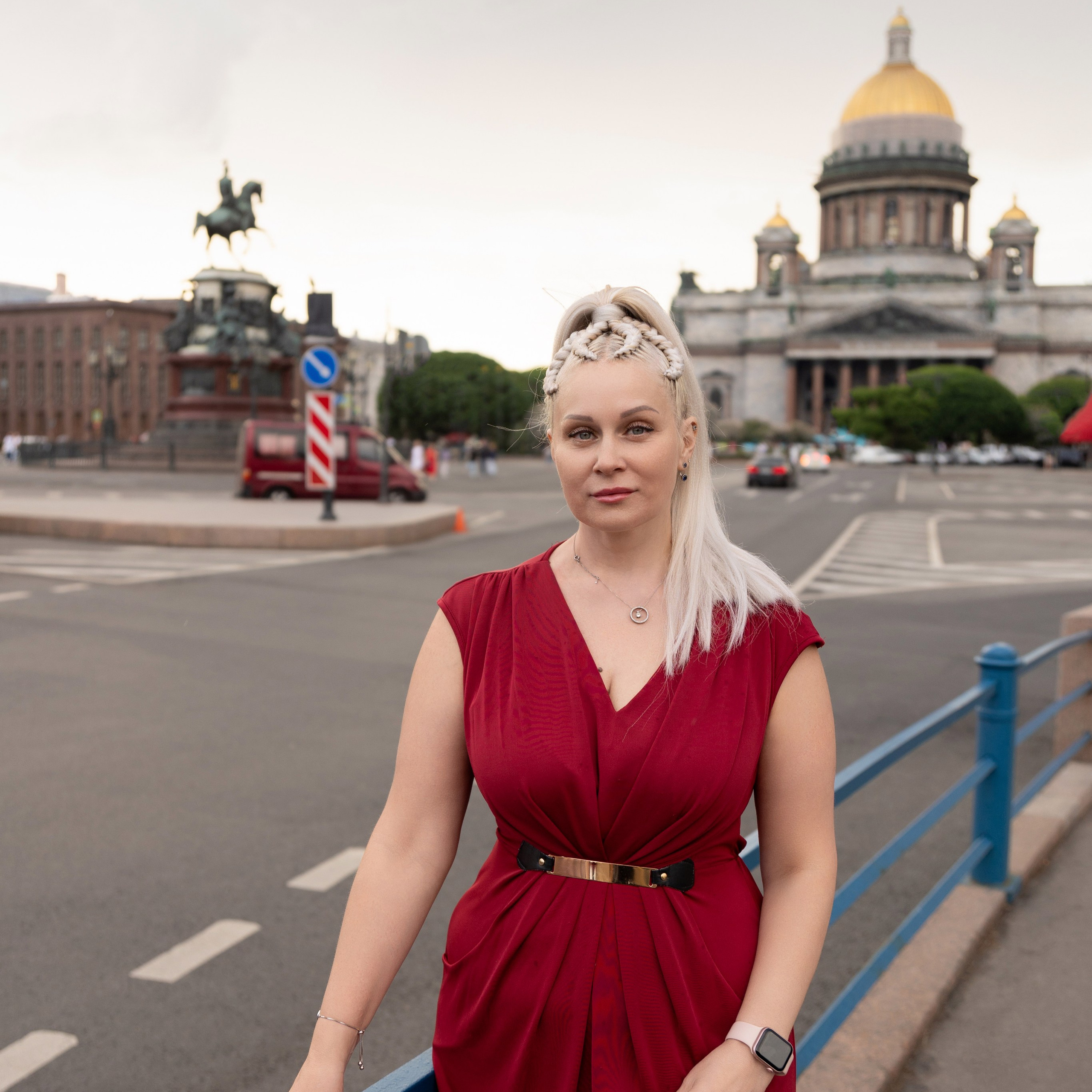 Фотопрогулка в центре с букетом красных роз. Семейный и свадебный фотограф в Санкт-Петербурге Татьяна Швыкова