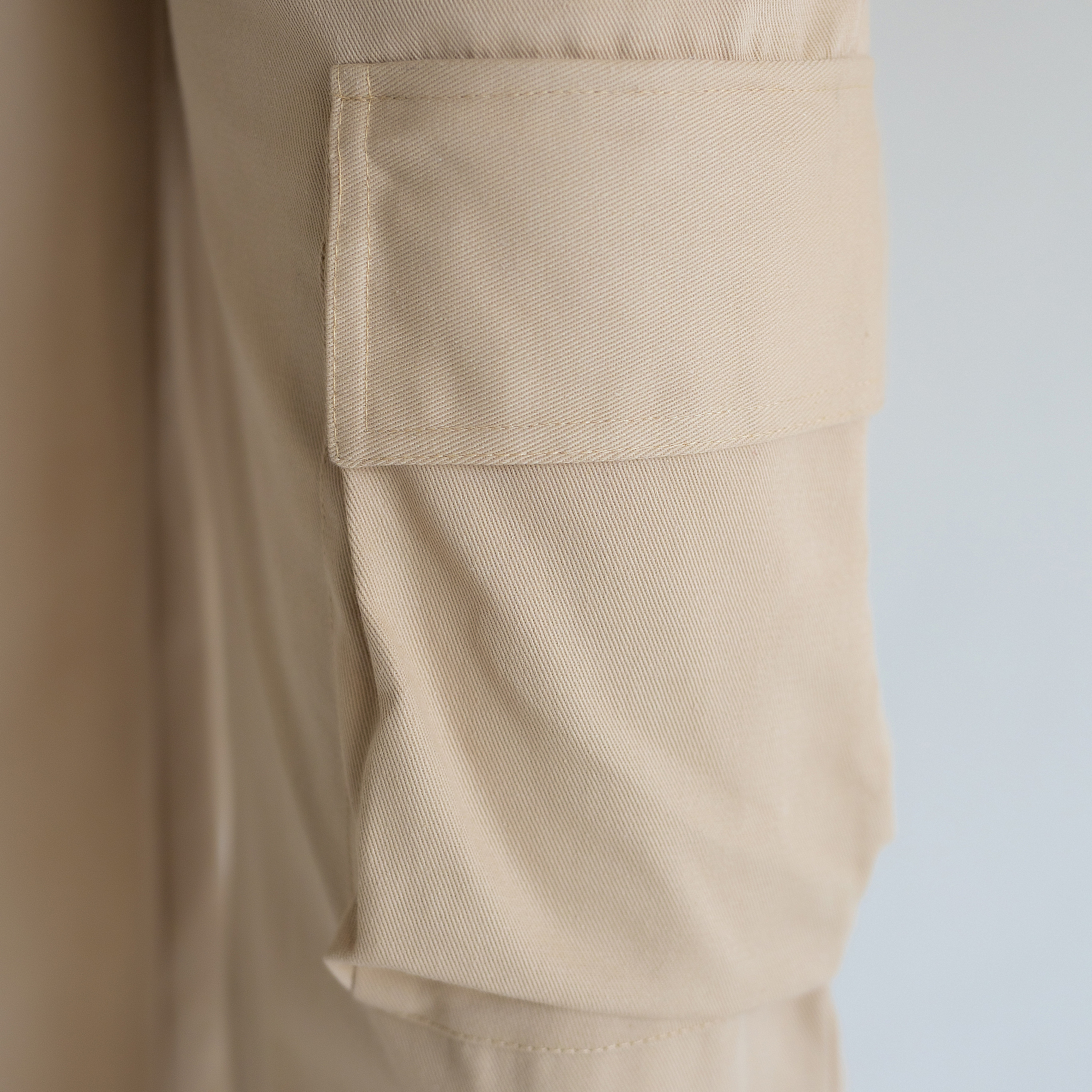 фотосъёмка  брюк на циклораме крупный план