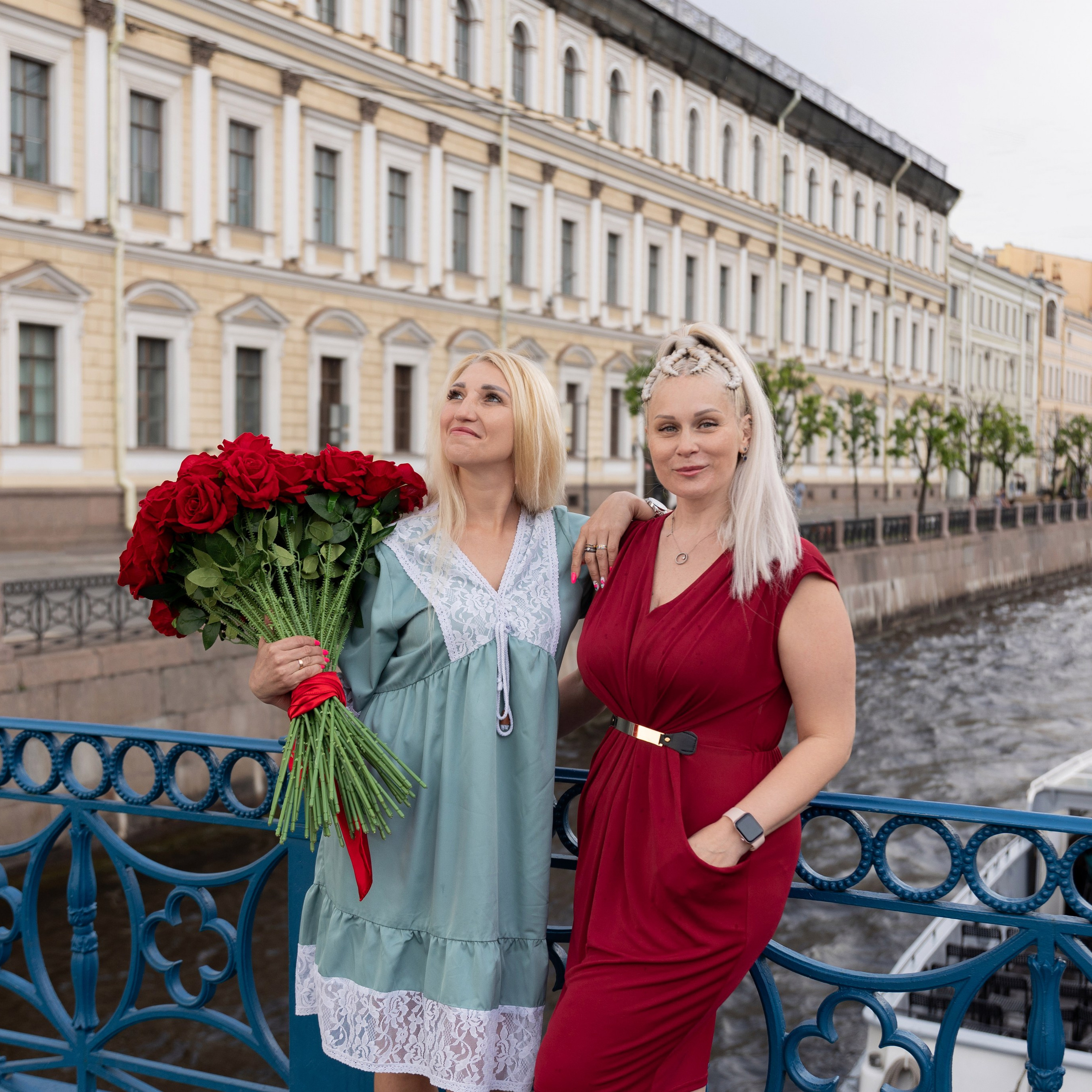 Фотопрогулка в центре с букетом красных роз. Семейный и свадебный фотограф в Санкт-Петербурге Татьяна Швыкова