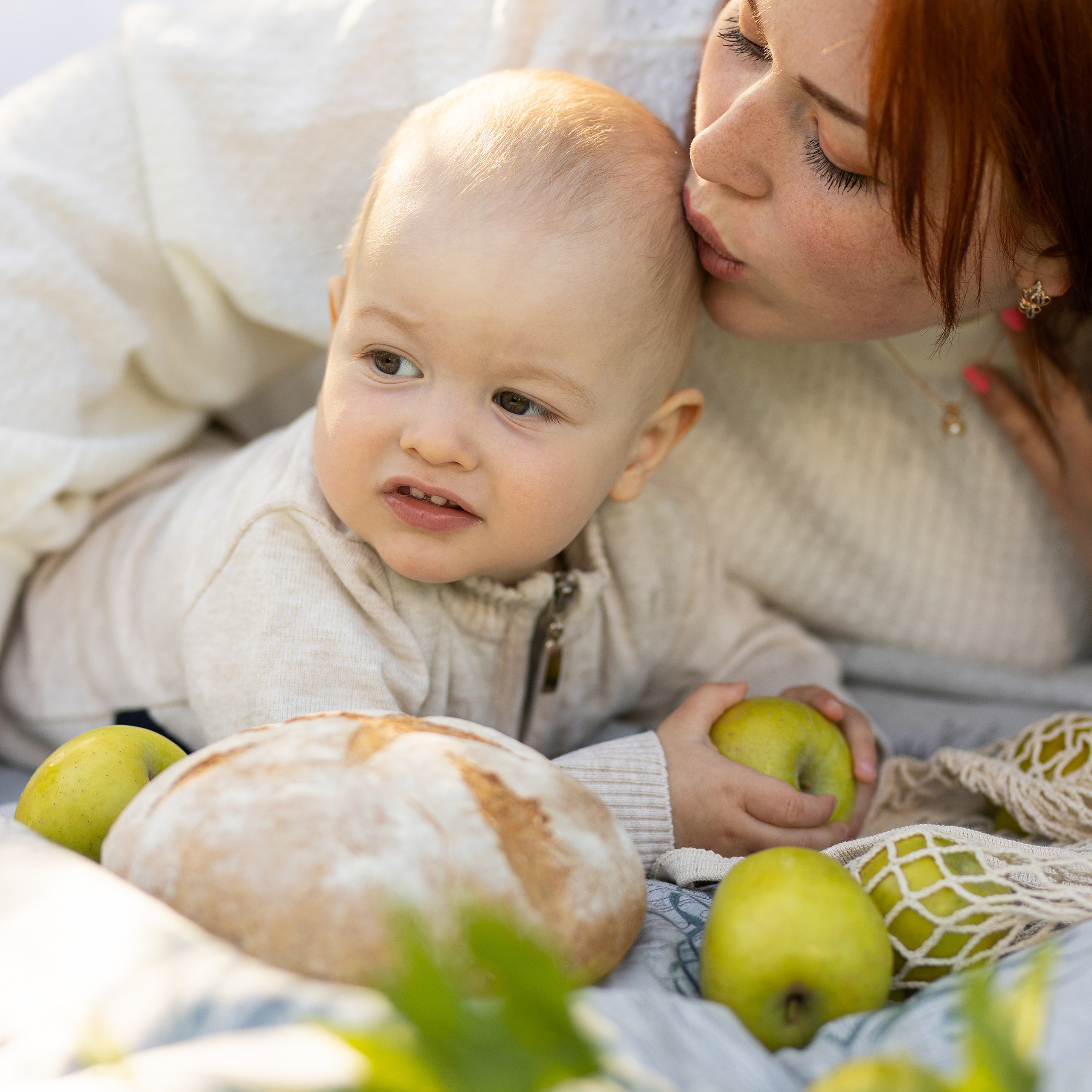 мама нежно целует малыша
