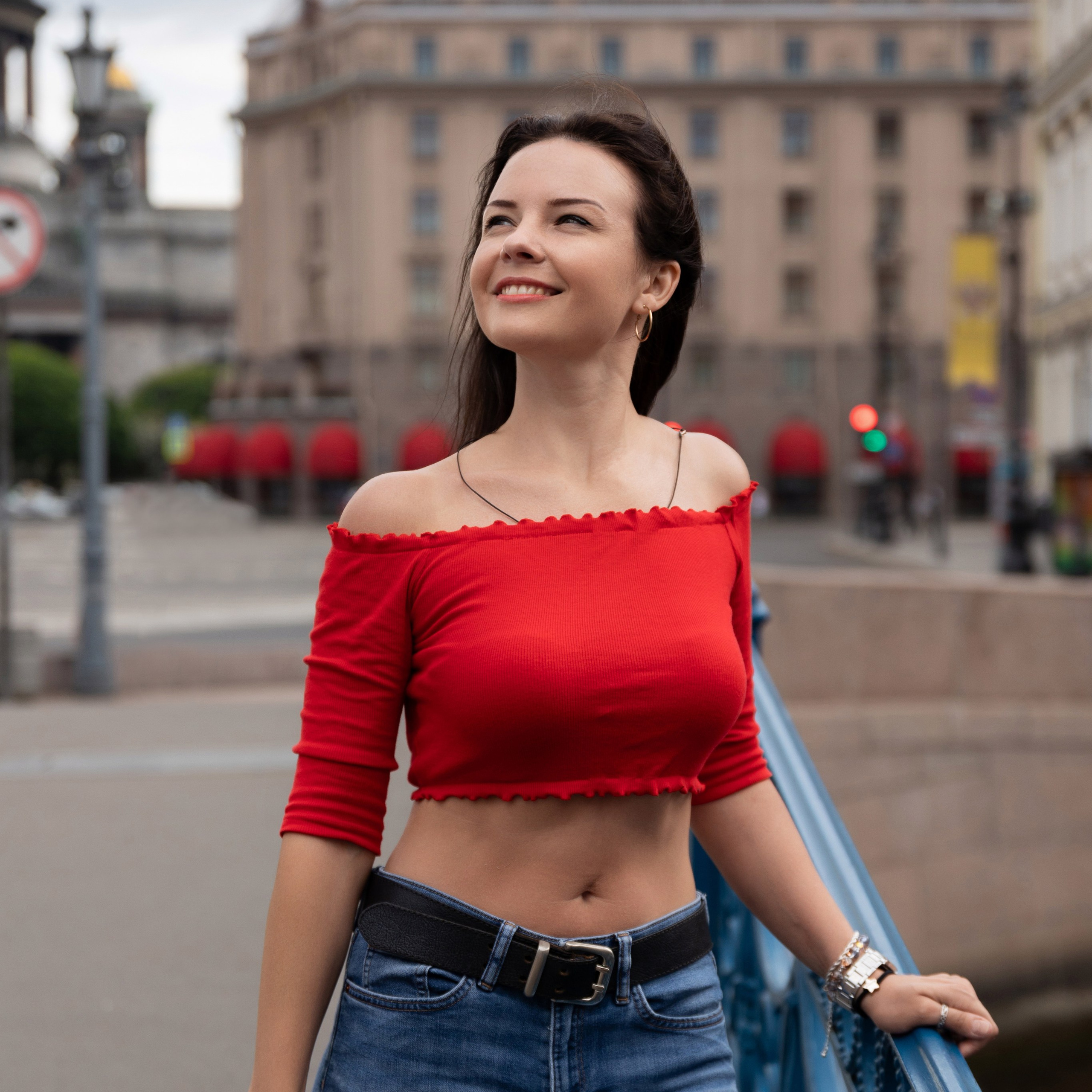 Фотопрогулка в центре с букетом красных роз. Семейный и свадебный фотограф в Санкт-Петербурге Татьяна Швыкова