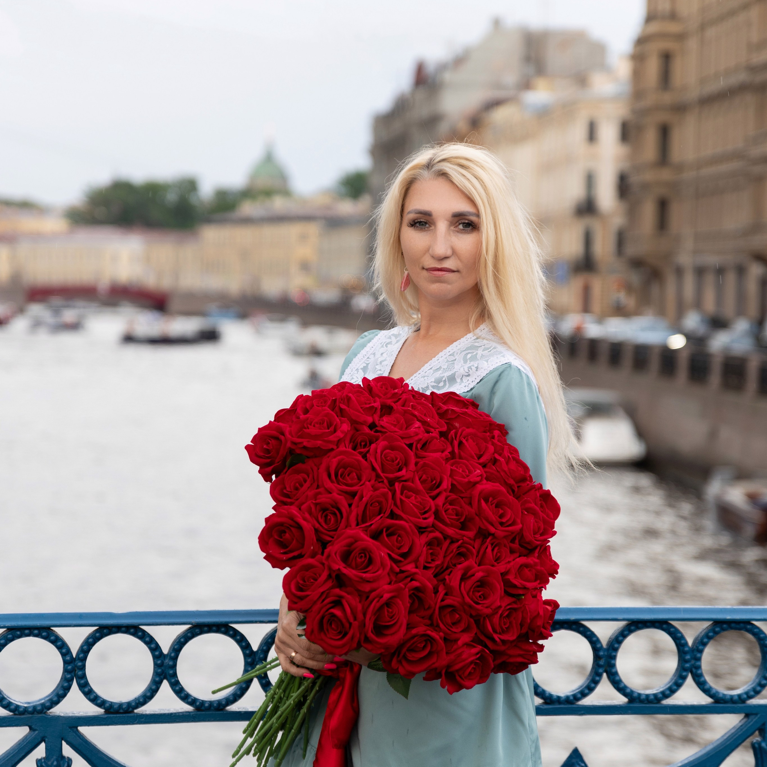 Фотопрогулка в центре с букетом красных роз. Семейный и свадебный фотограф в Санкт-Петербурге Татьяна Швыкова