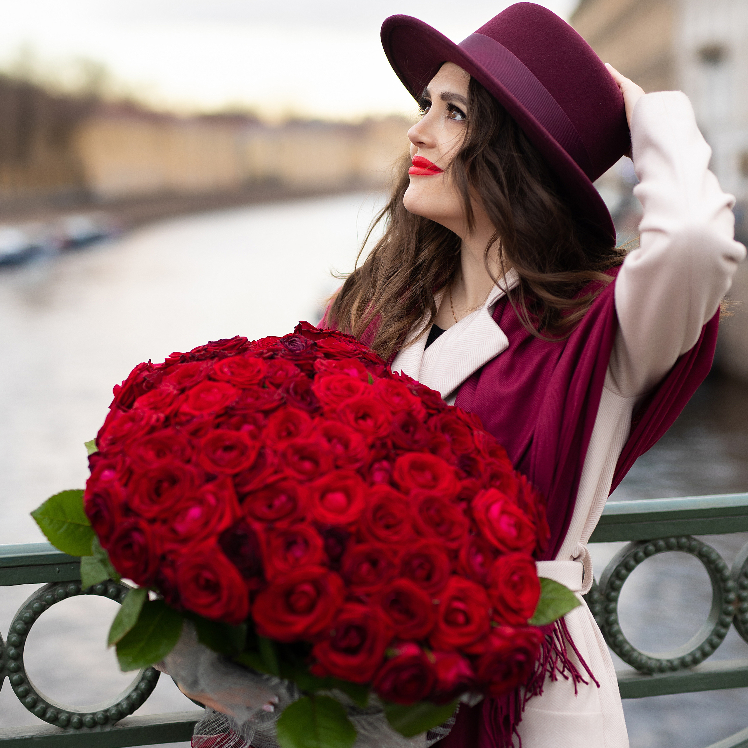 счастливая девушка с букетом