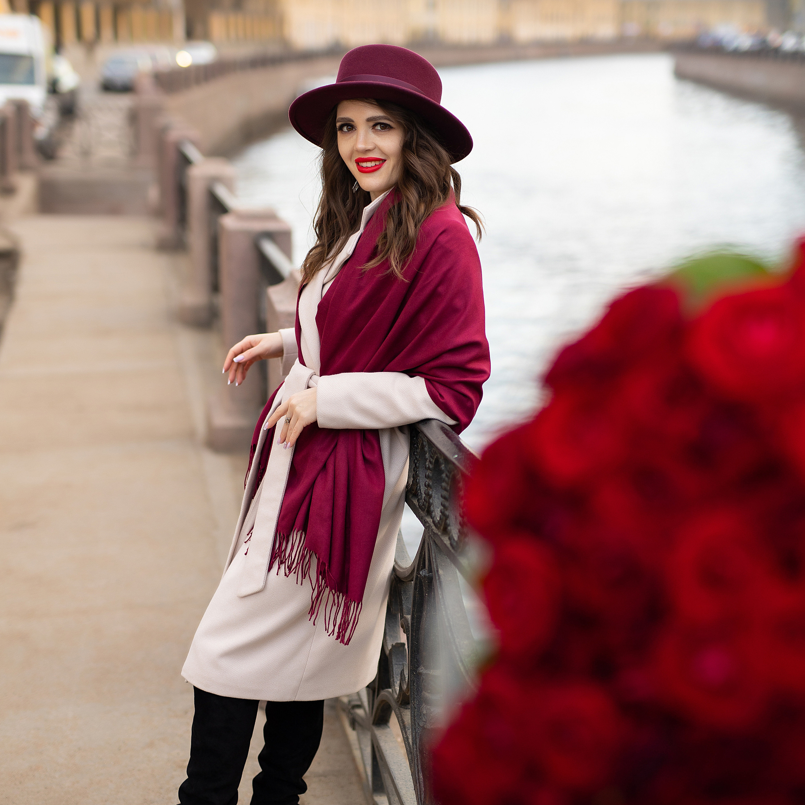 фотосессия с большим букетом красных роз