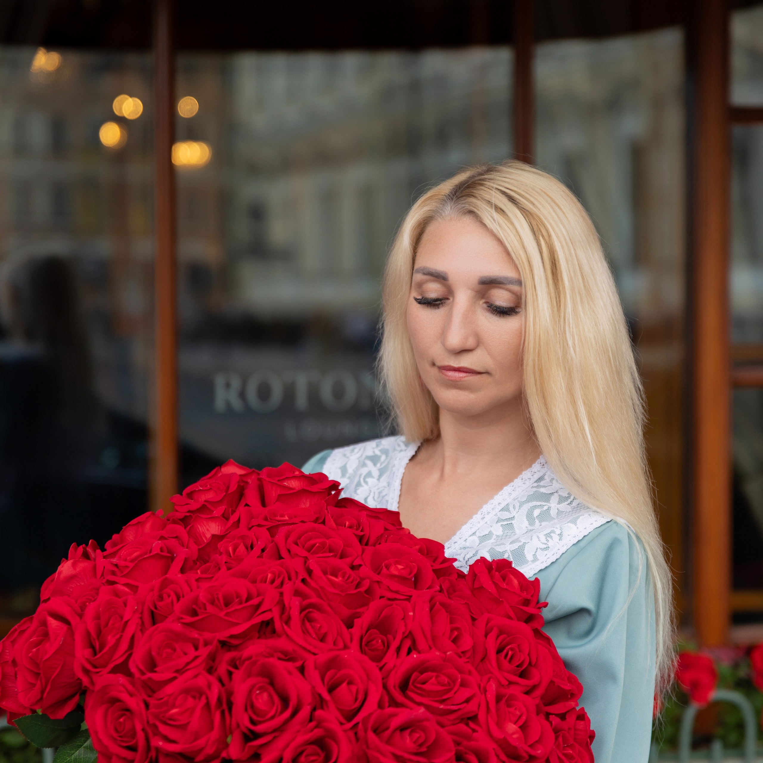 Фотопрогулка в центре с букетом красных роз. Семейный и свадебный фотограф в Санкт-Петербурге Татьяна Швыкова