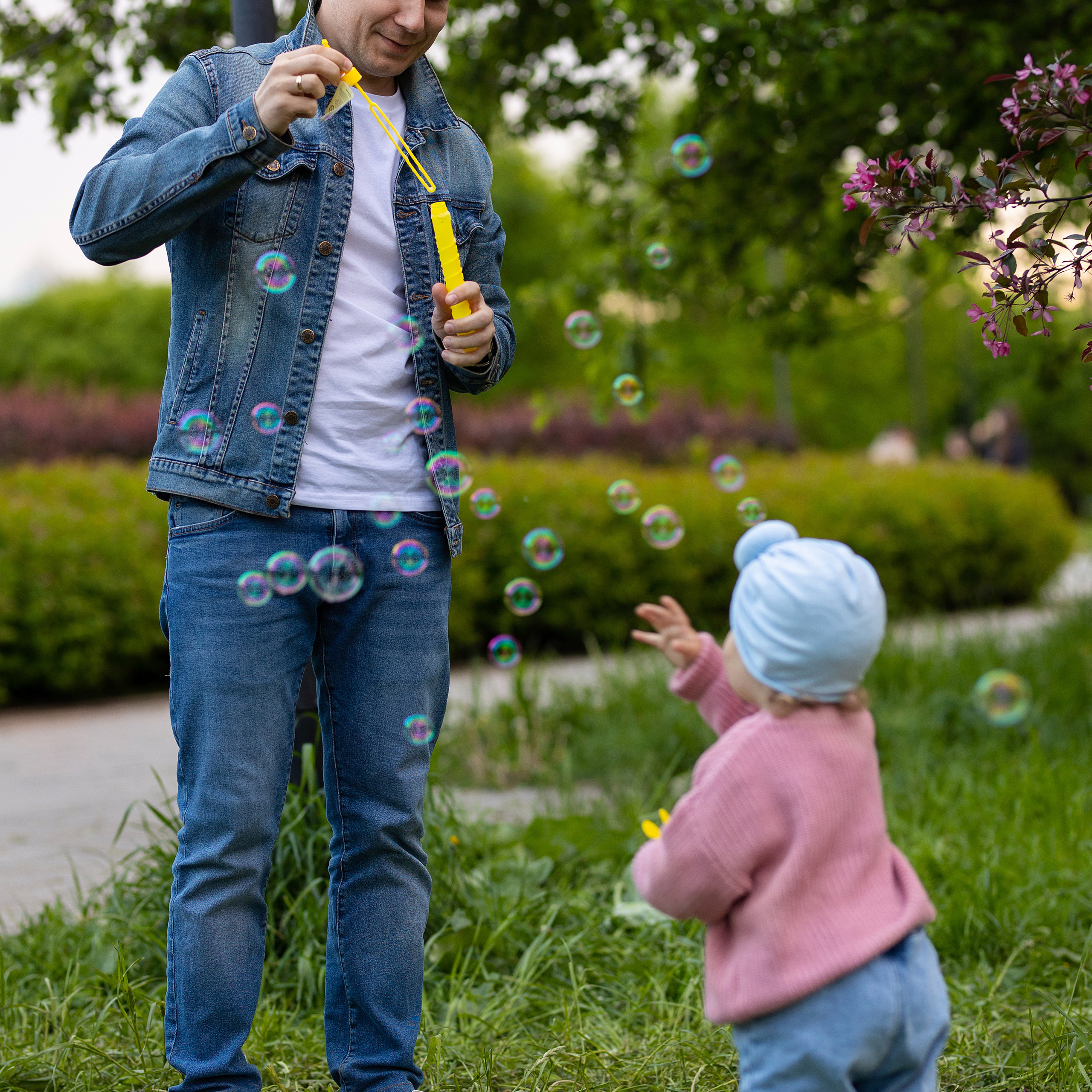 папа и дочка пускают мыльные пузыри