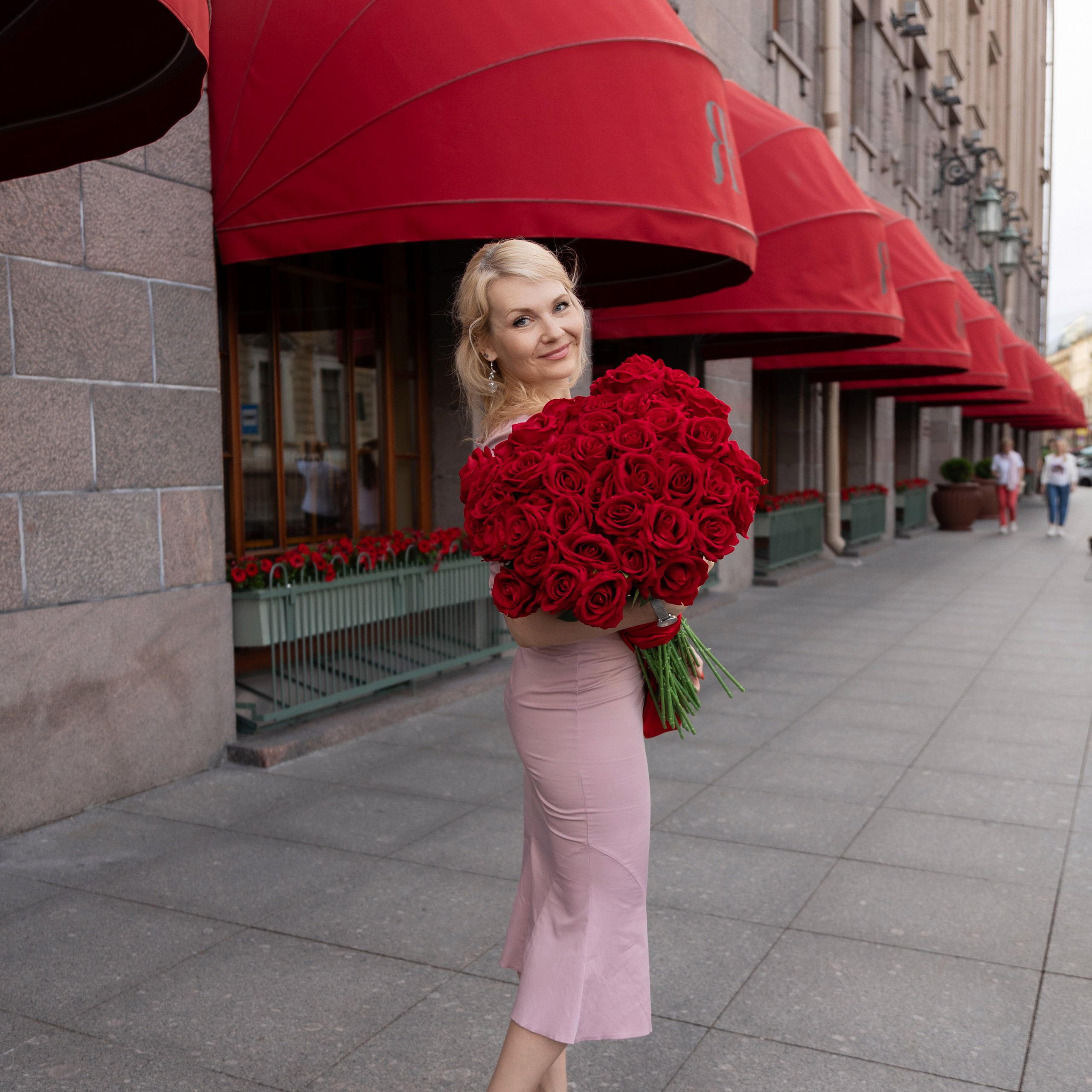 Фотопрогулка в центре с букетом красных роз. Семейный и свадебный фотограф в Санкт-Петербурге Татьяна Швыкова