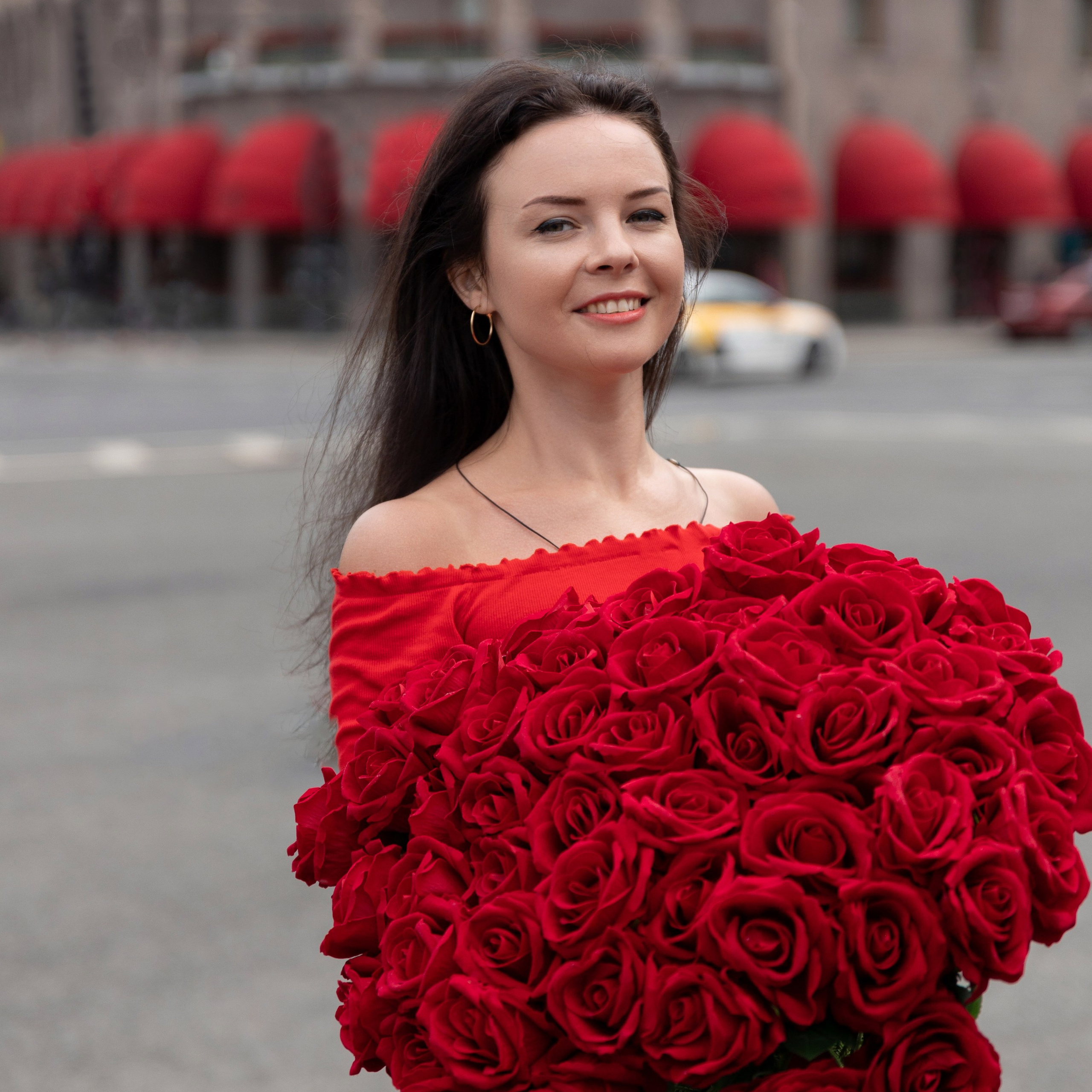 Фотопрогулка в центре с букетом красных роз. Семейный и свадебный фотограф в Санкт-Петербурге Татьяна Швыкова