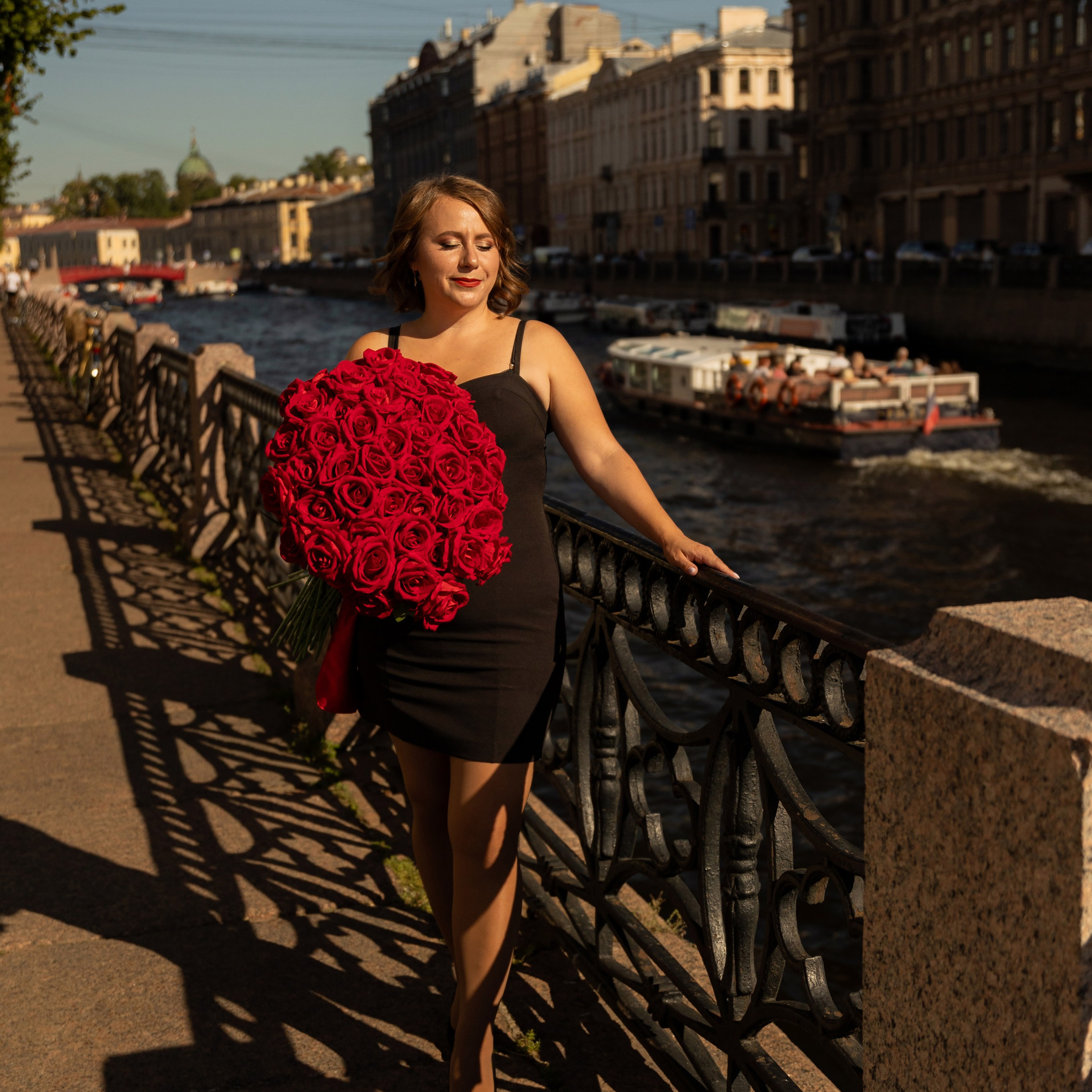 Фотопрогулка в центре с букетом красных роз. Семейный и свадебный фотограф в Санкт-Петербурге Татьяна Швыкова