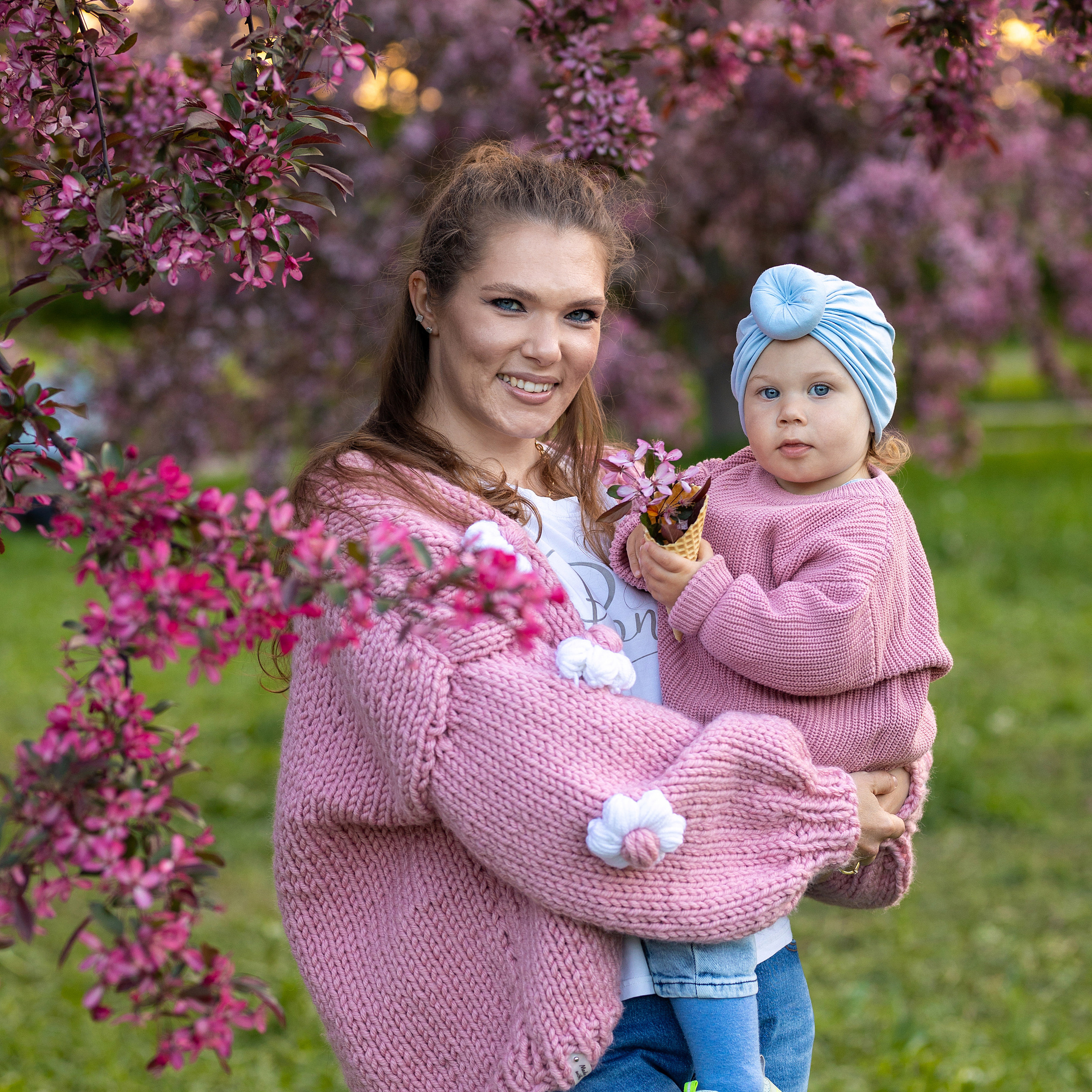 мама с дочкой в парке