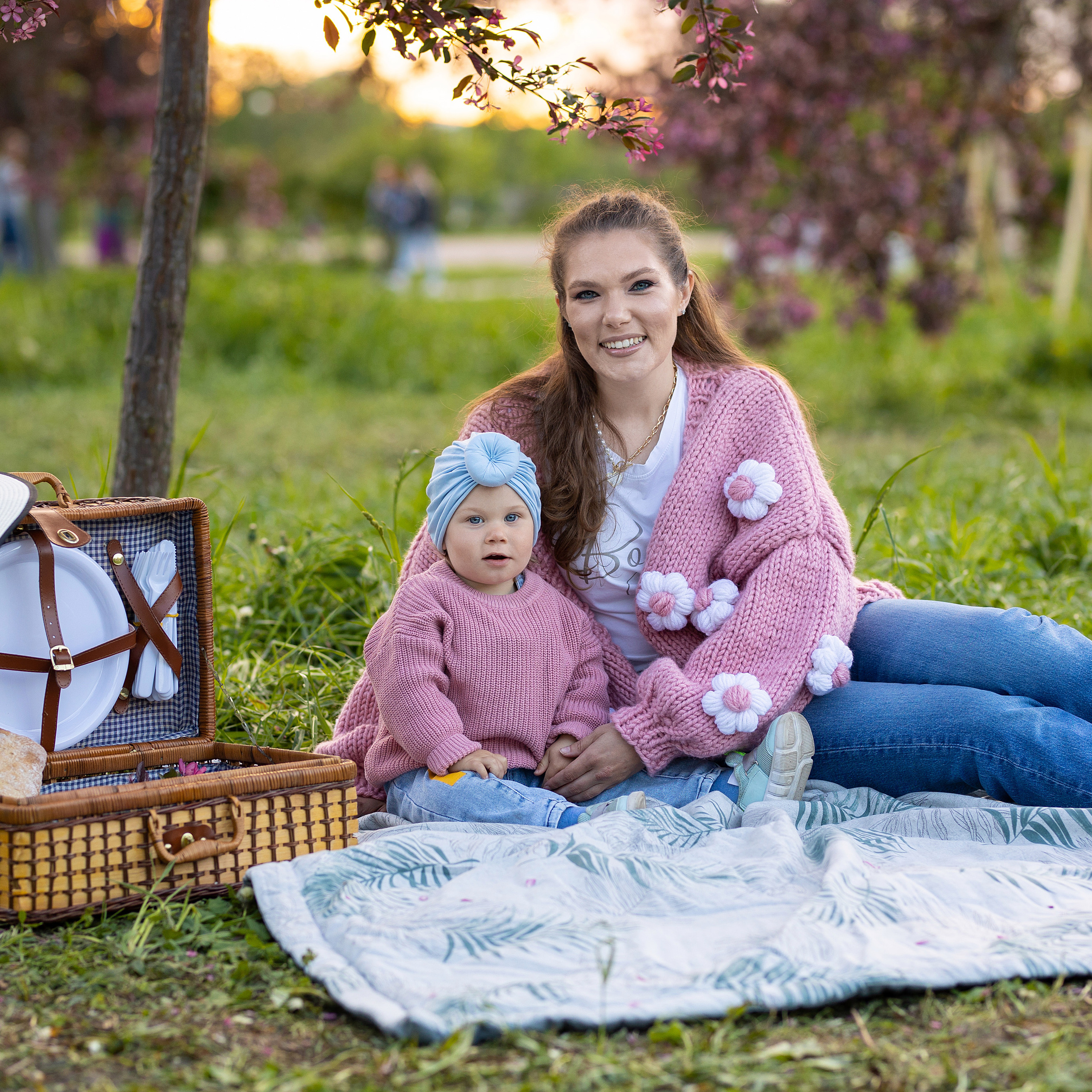 мама с дочкой на пикнике