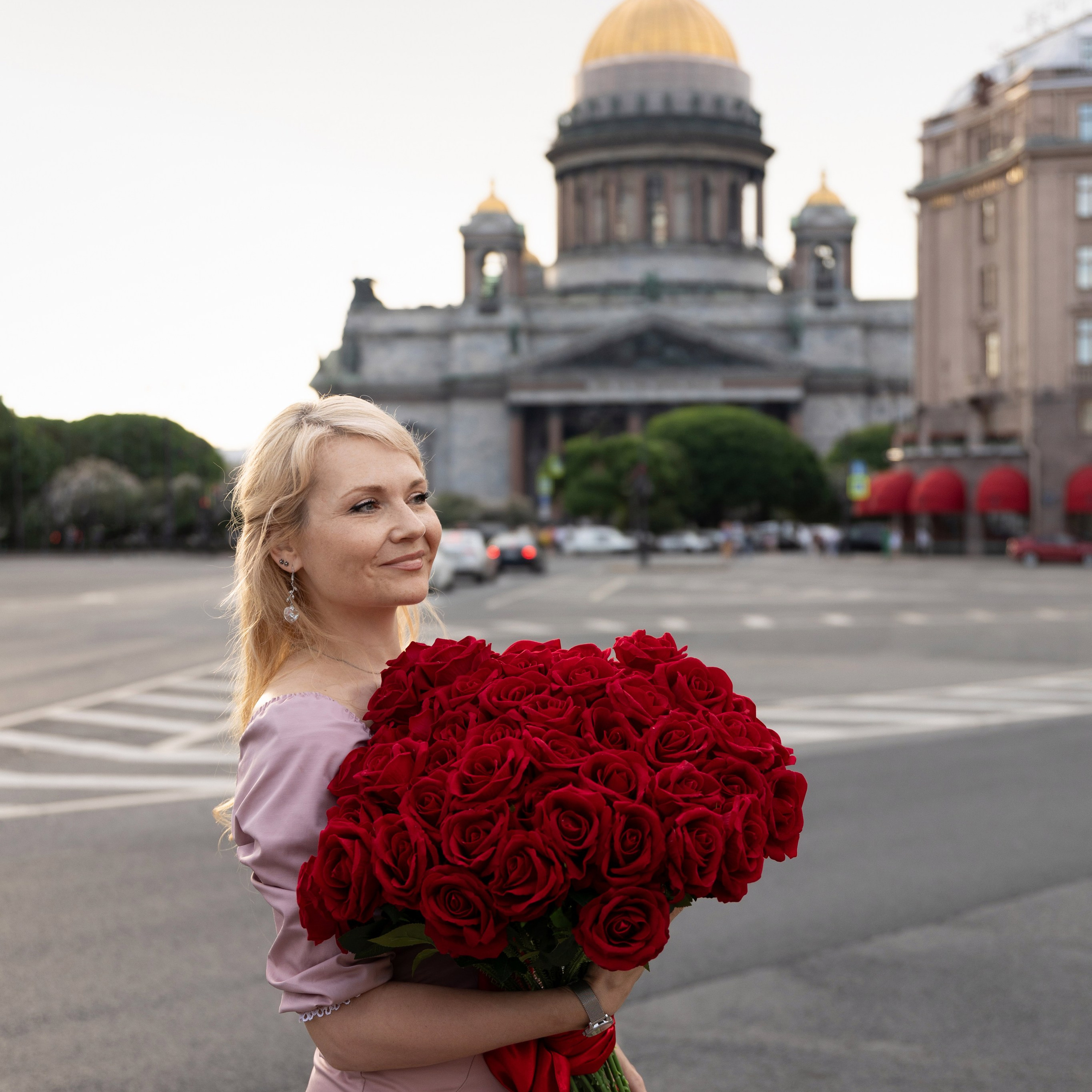 Фотопрогулка в центре с букетом красных роз. Семейный и свадебный фотограф в Санкт-Петербурге Татьяна Швыкова