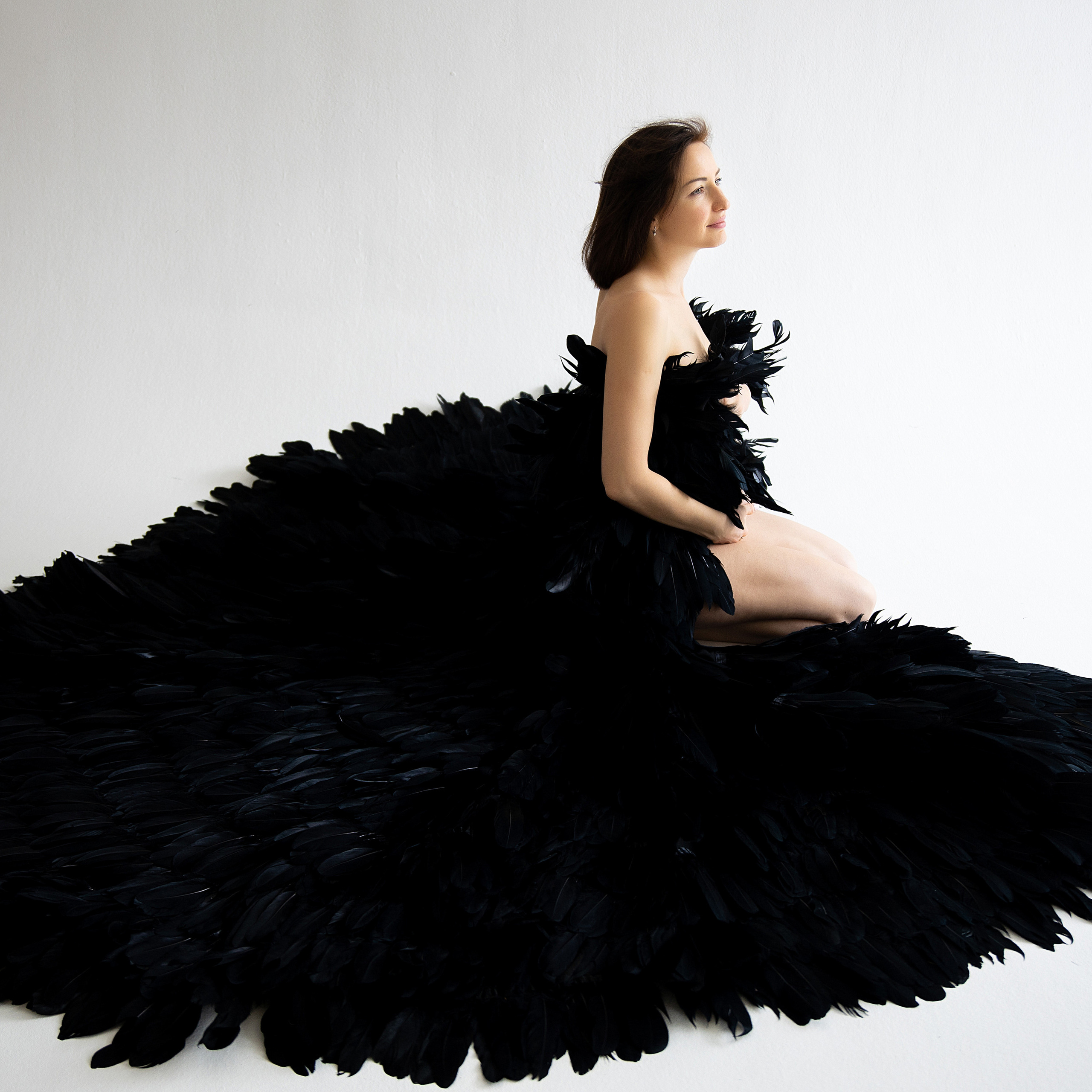 шикарная накидка из перьев для съёмки беременности