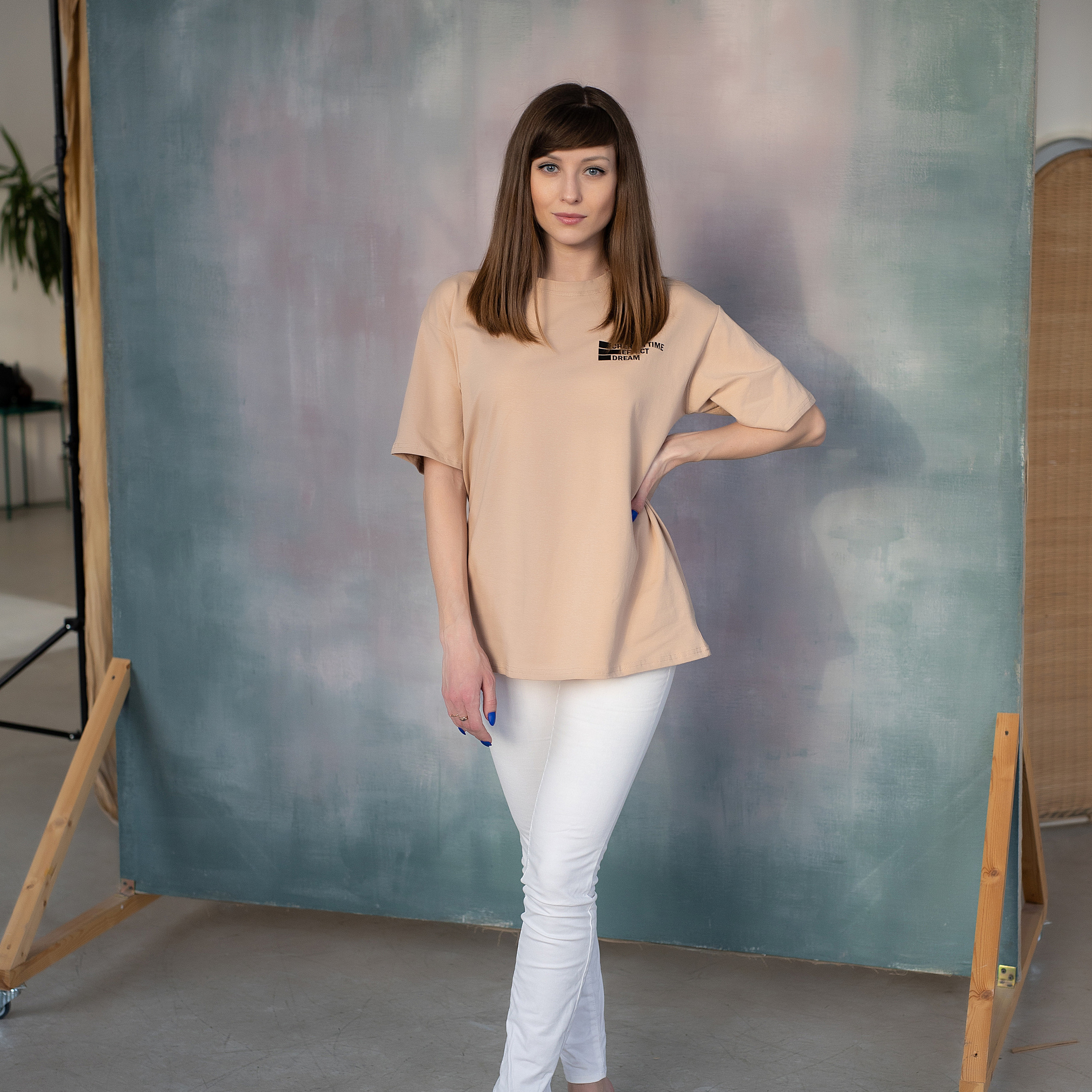 стройная модель для съёмки товаров маркетплейс