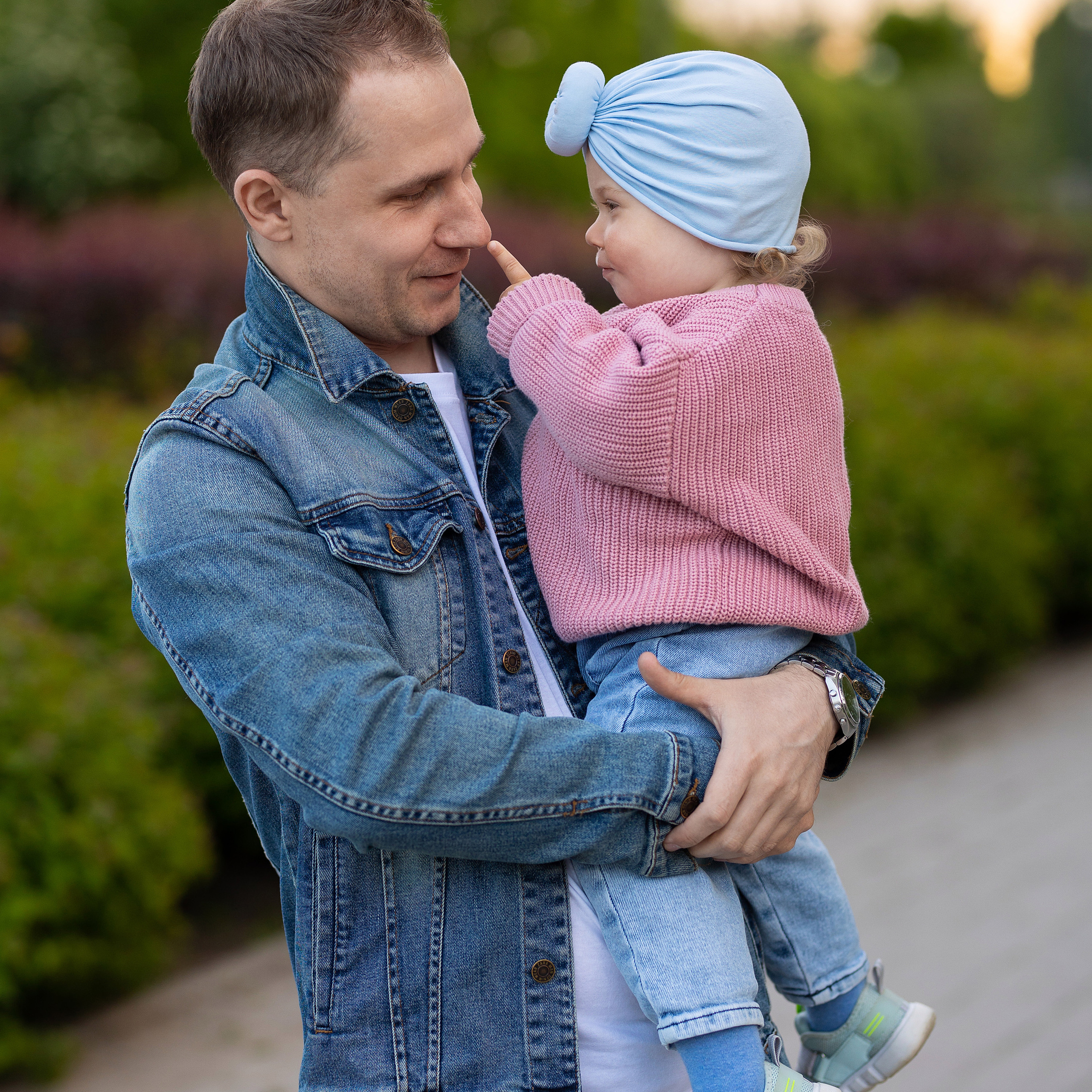 папа и дочка играют