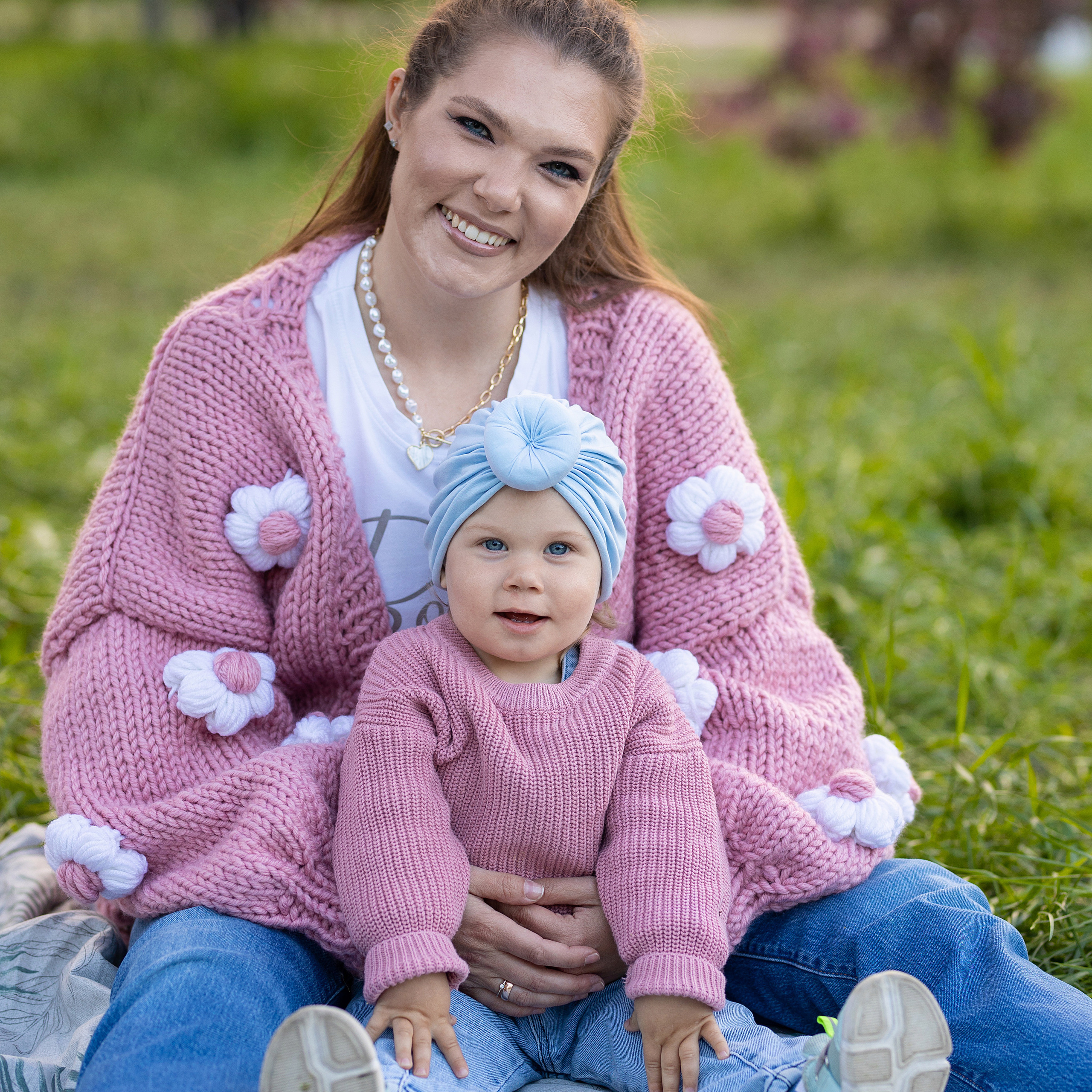 мама с дочкой на пикнике