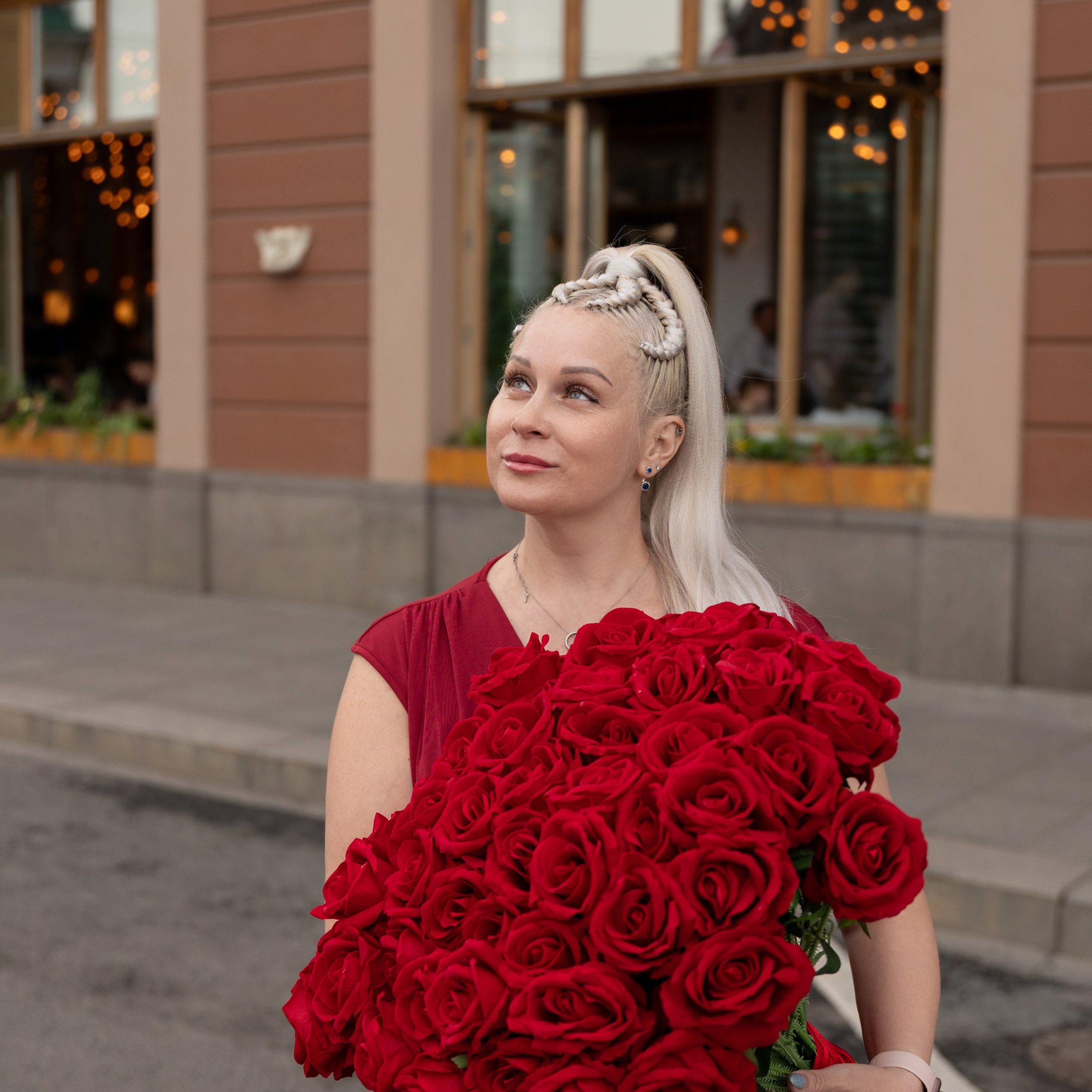 Фотопрогулка в центре с букетом красных роз. Семейный и свадебный фотограф в Санкт-Петербурге Татьяна Швыкова