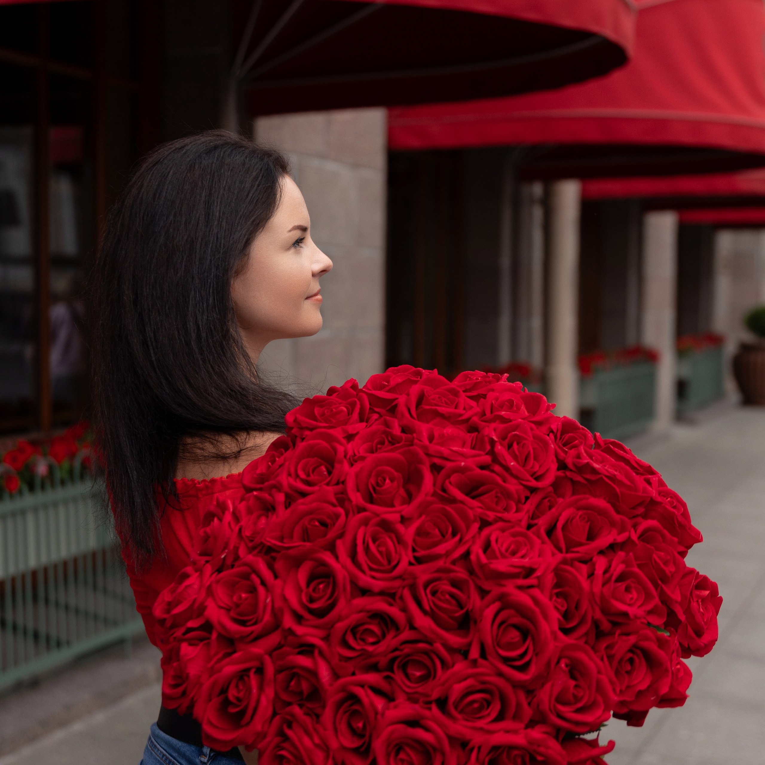 Фотопрогулка в центре с букетом красных роз