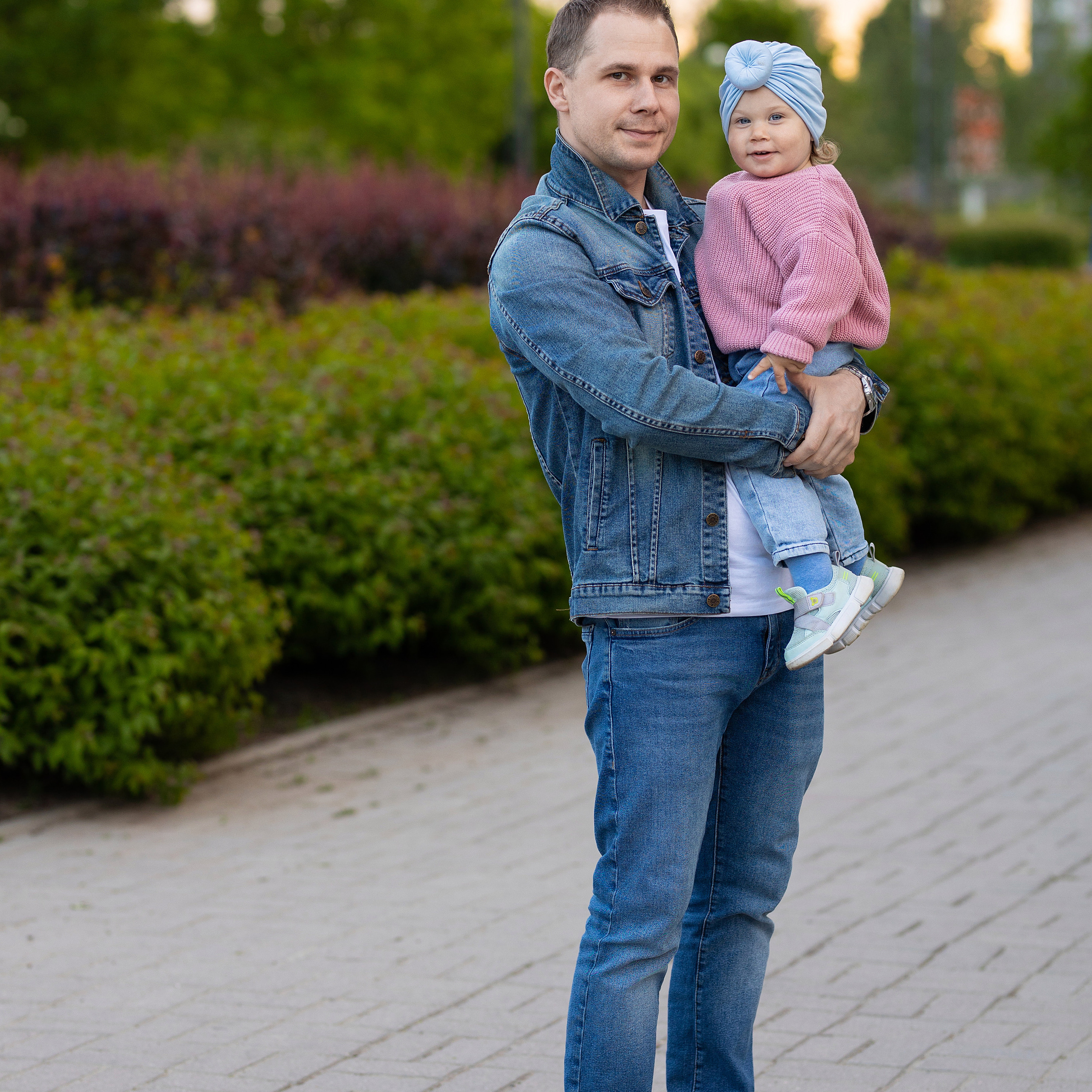 папа носит дочку на руках