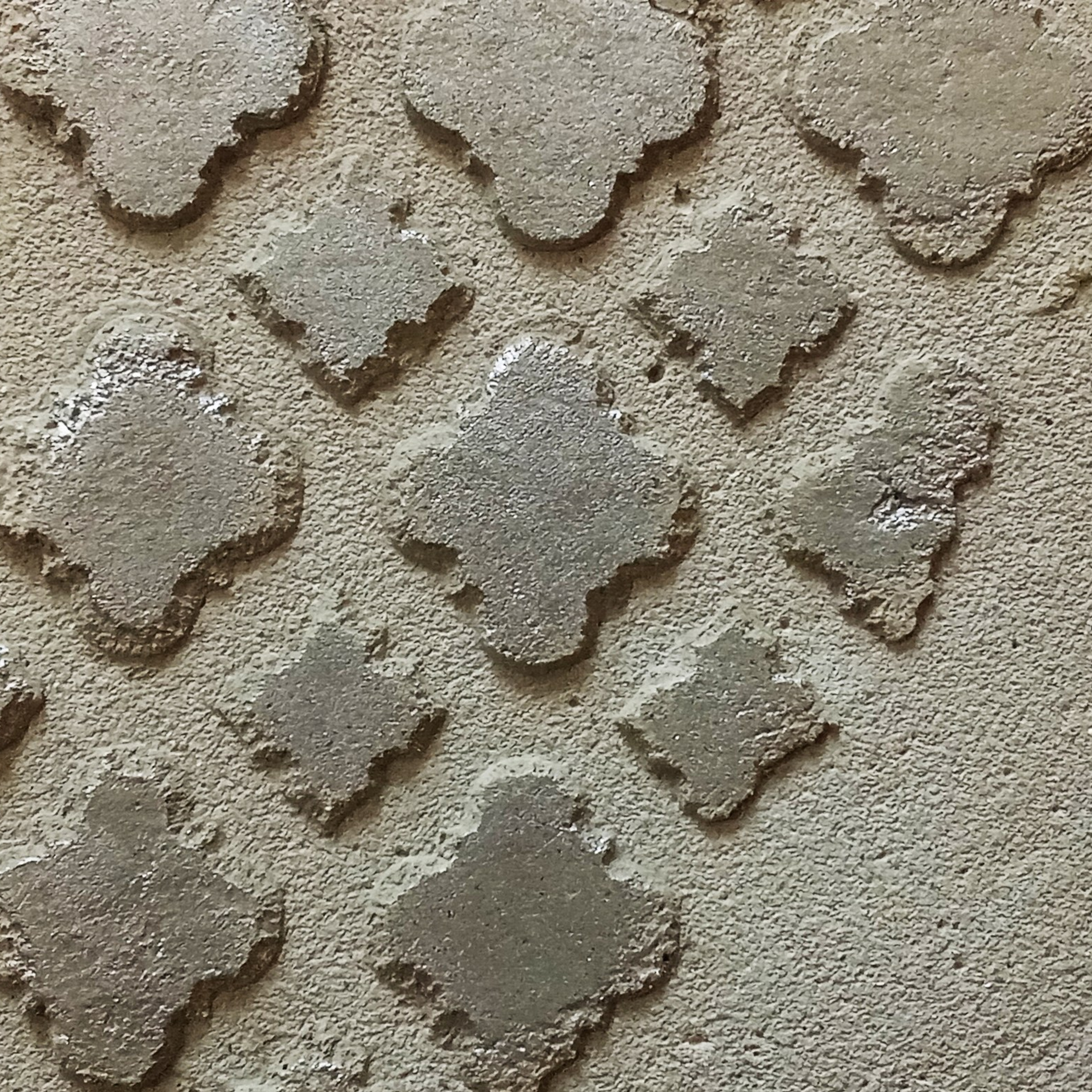 Бетонная плитка для декоративной отделки стен квартиры