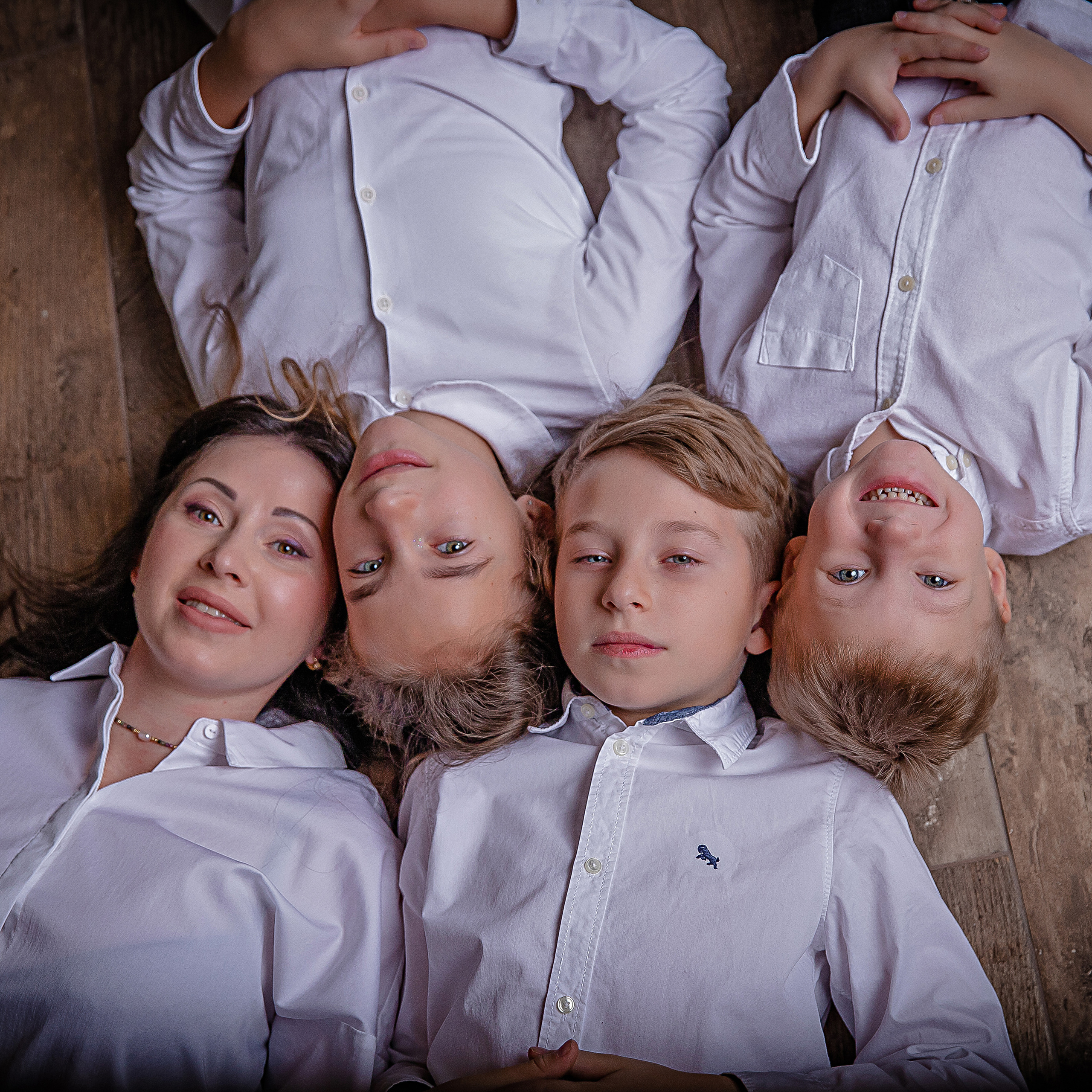 МАМА И ТРОЕ ДЕТОК