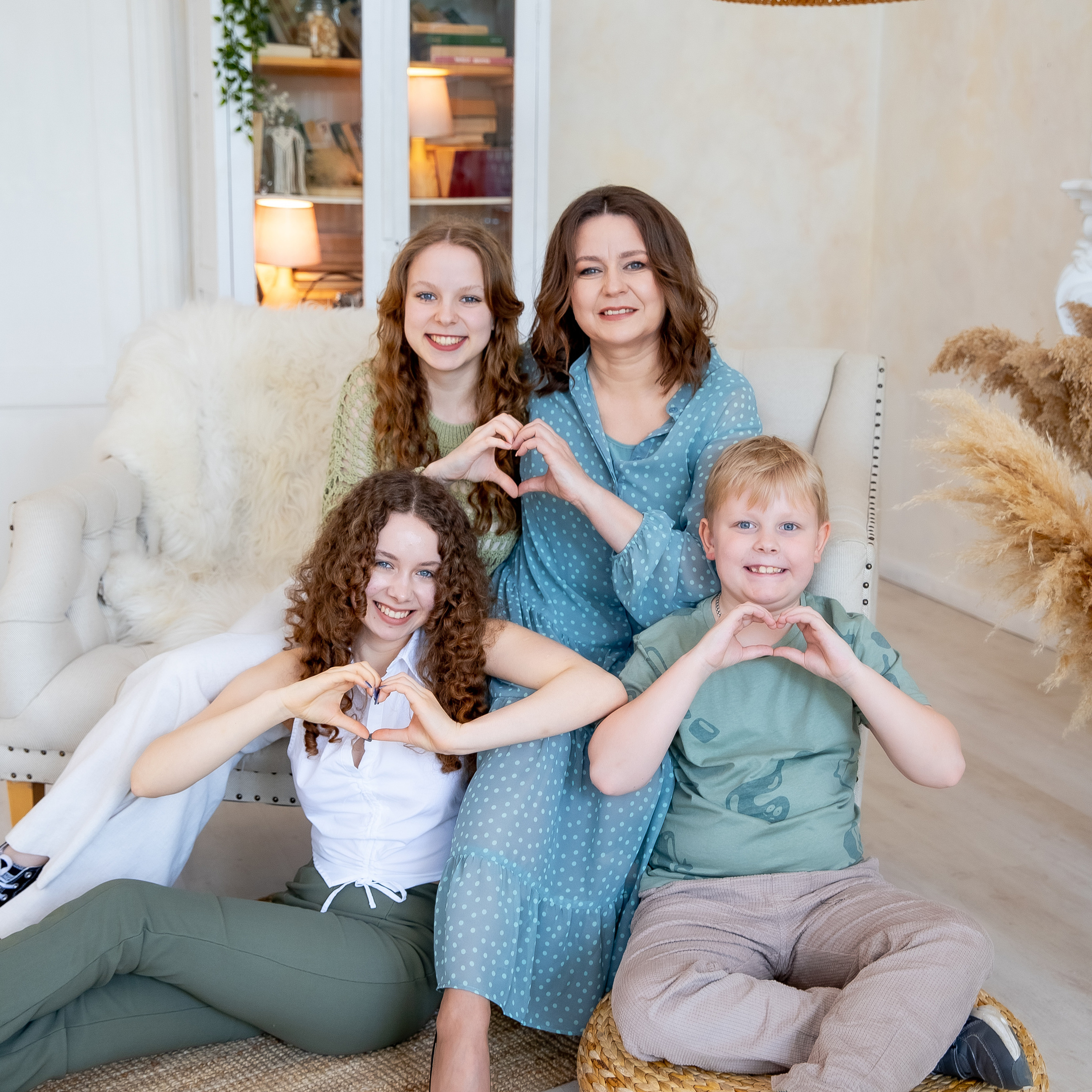 МАМА И ТРОЕ ДЕТОК