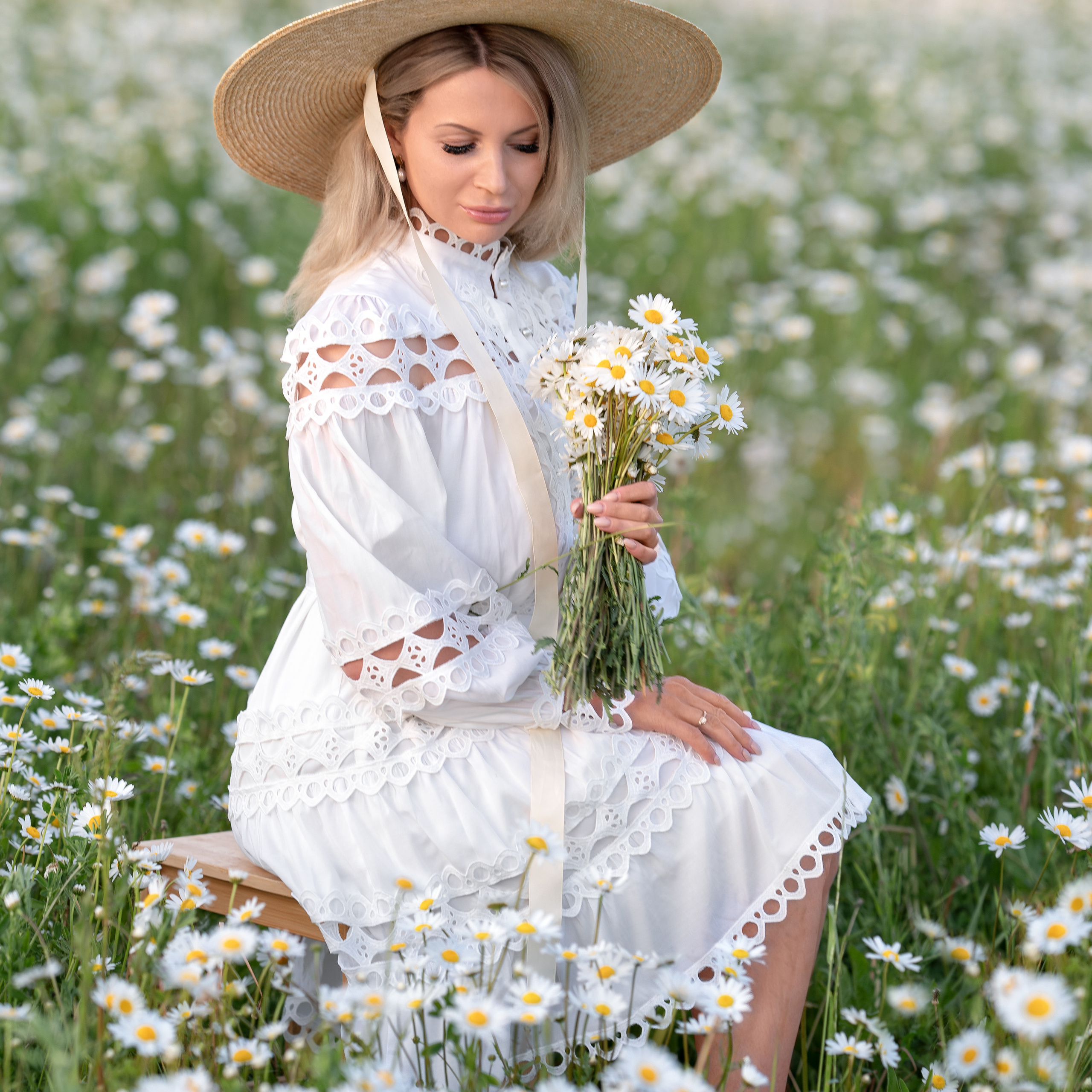 Фотосессия в&nbsp;ромашковом поле