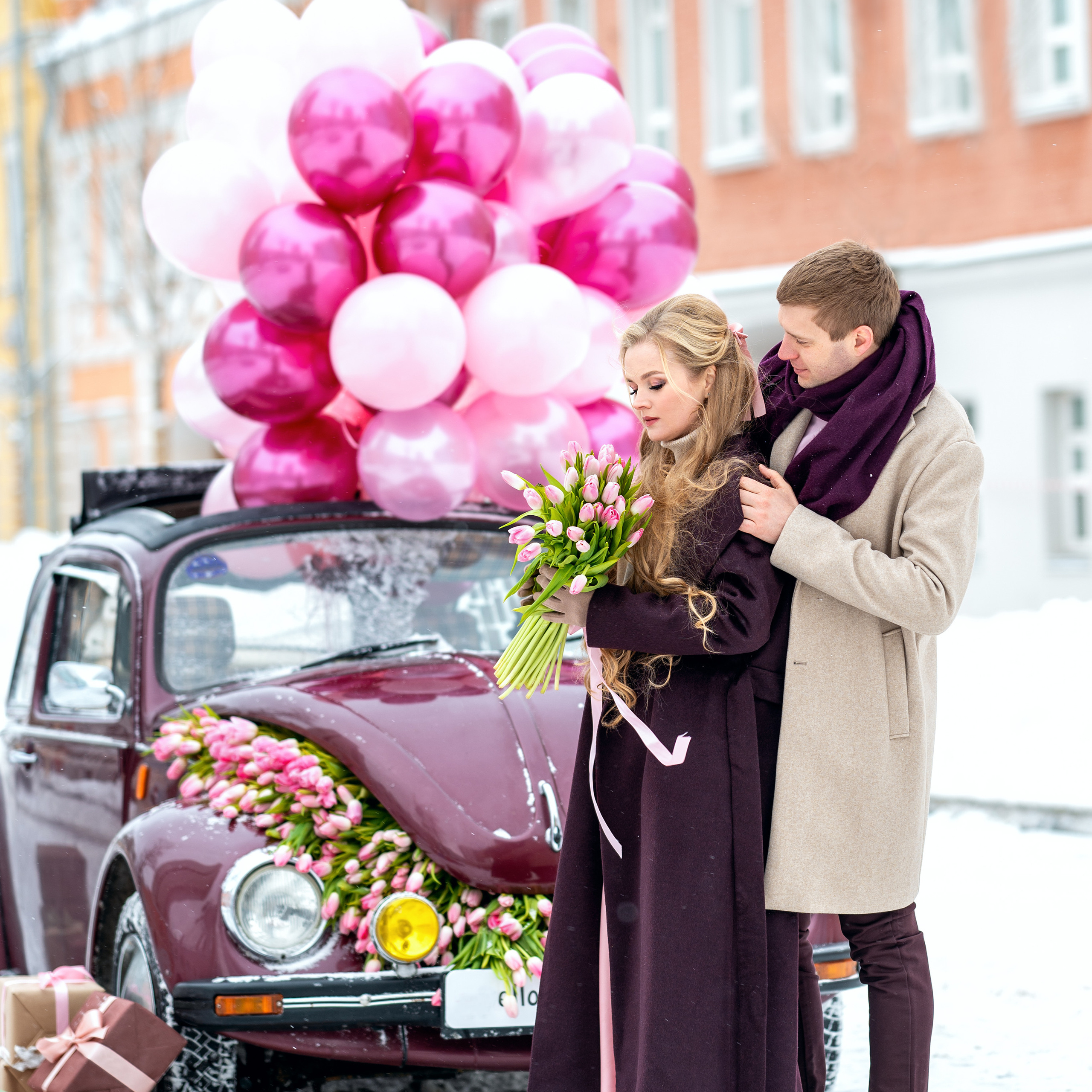 Фотосессия с ретро автомобилем в тюльпанах