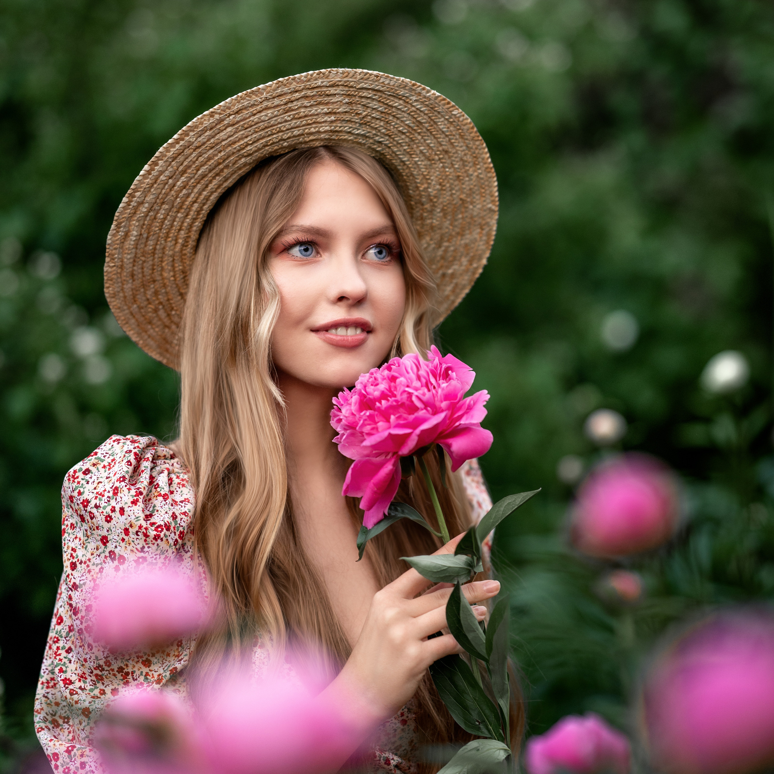 Летняя фотосессия в&nbsp;пионах