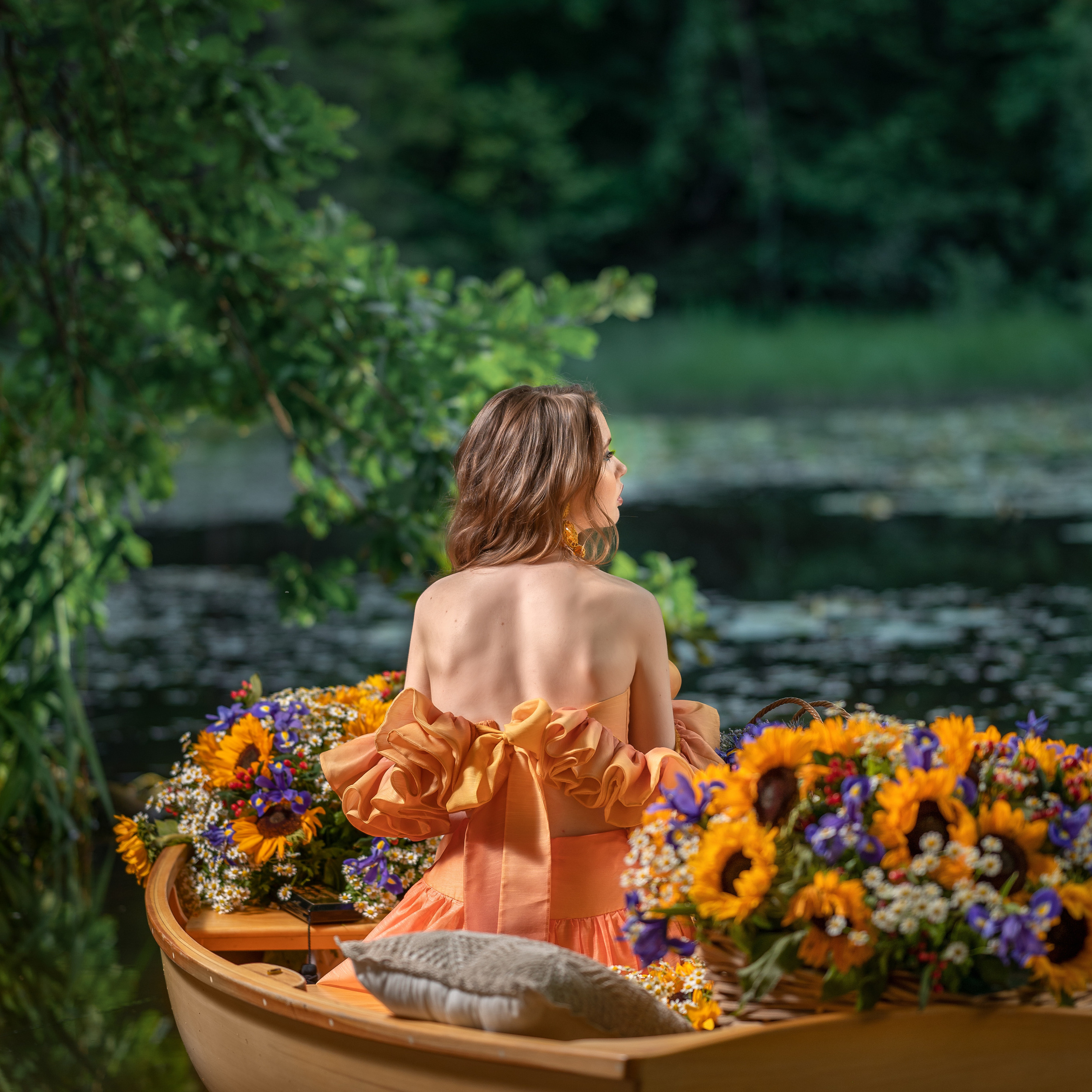 Фотосессия в&nbsp;лодке с&nbsp;подсолнухами