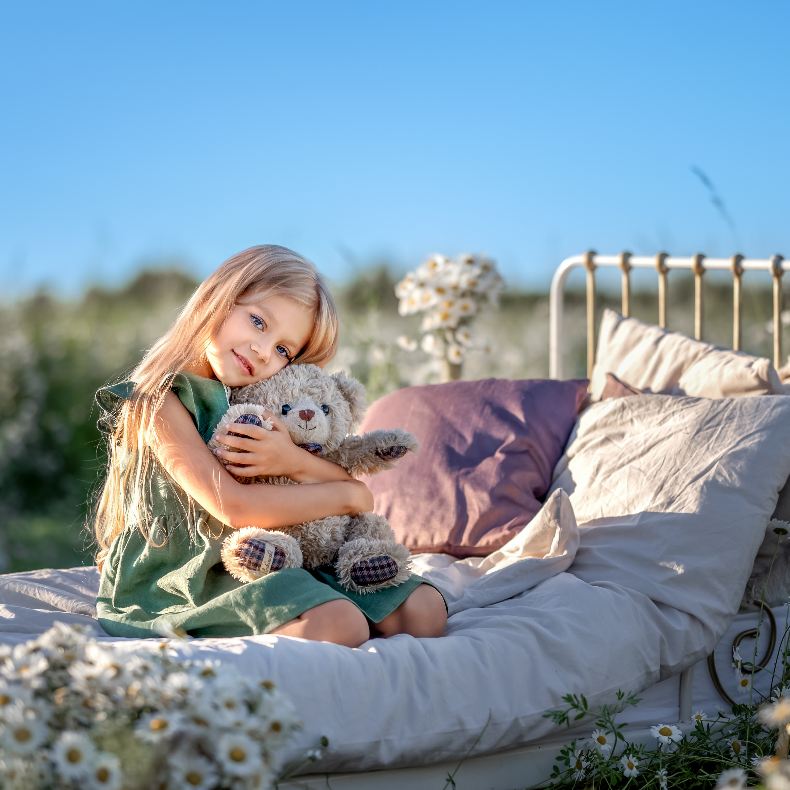 Фотосессия Евы в&nbsp;ромашковом поле