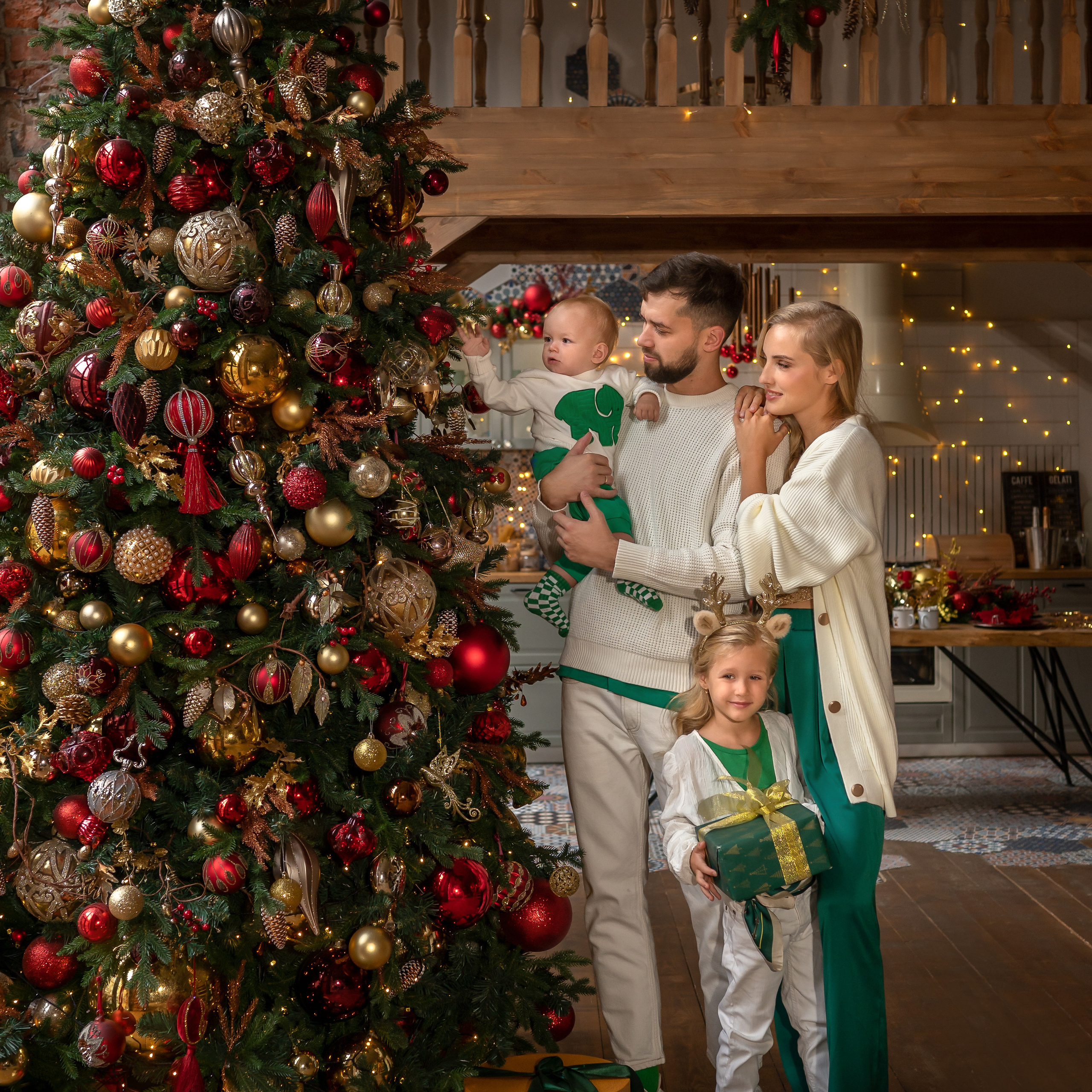 Семейная новогодняя фотосессия в&nbsp;студии