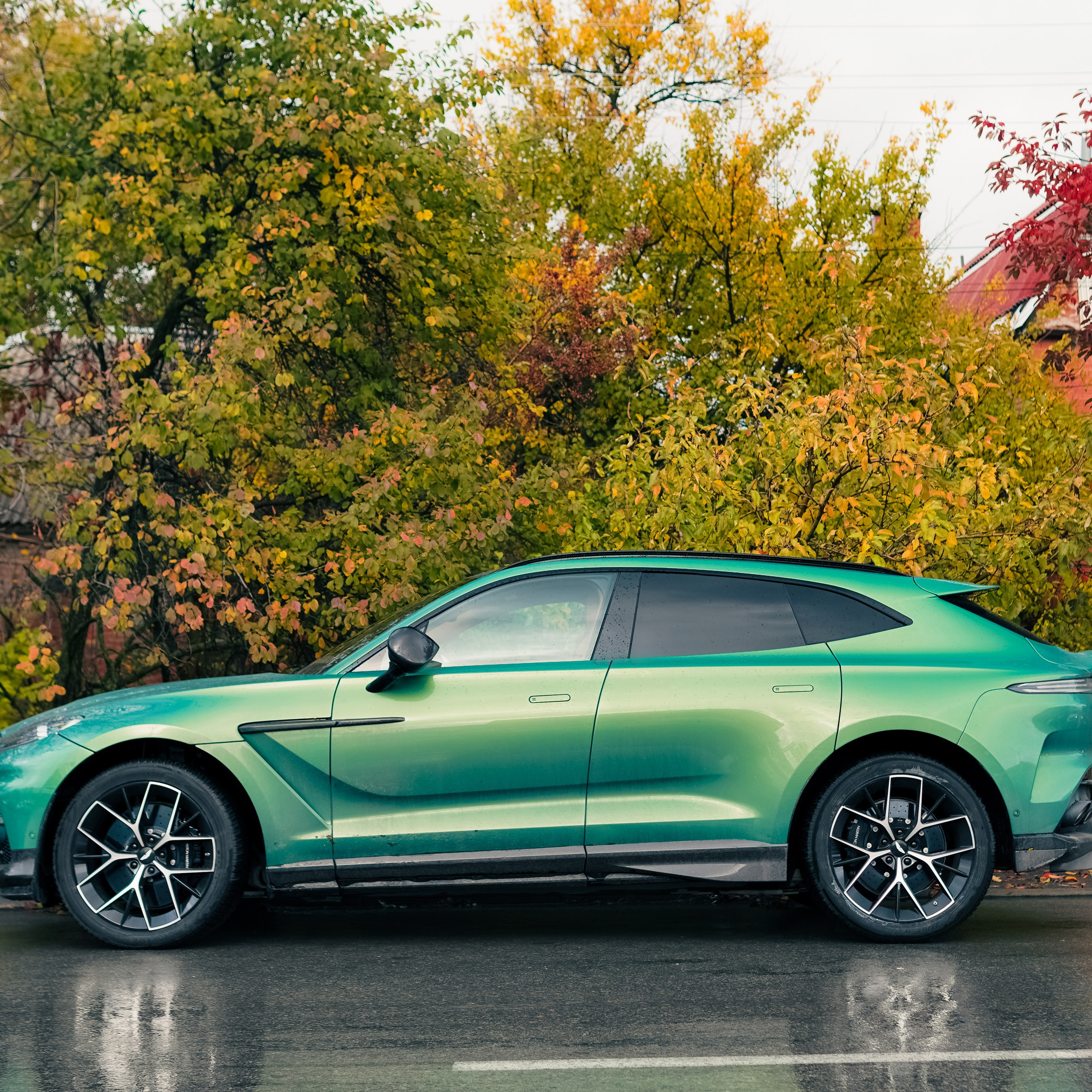 Aston Martin DBX 707