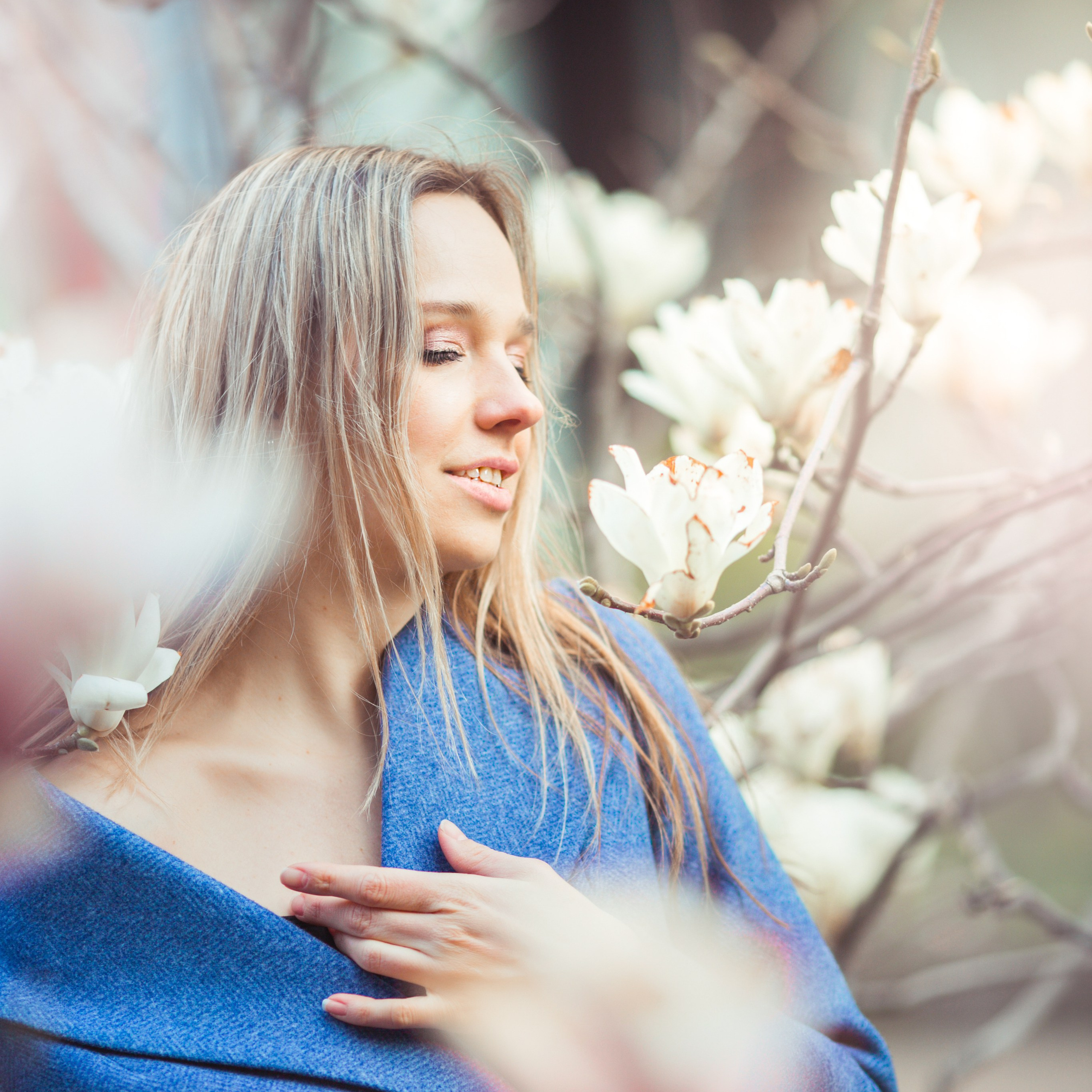 девушка в магнолии. Сочи