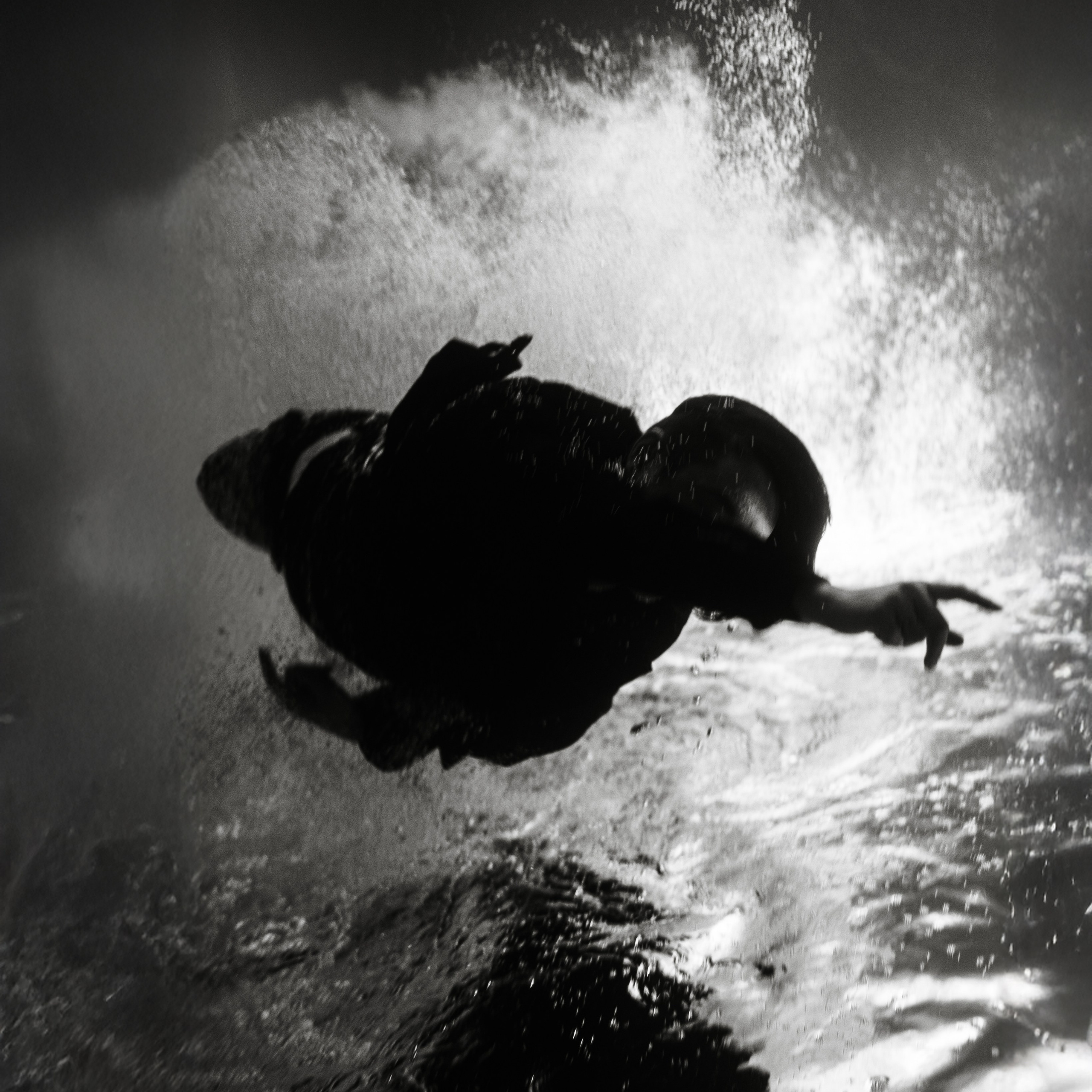 Мужская психологическая съёмка под водой